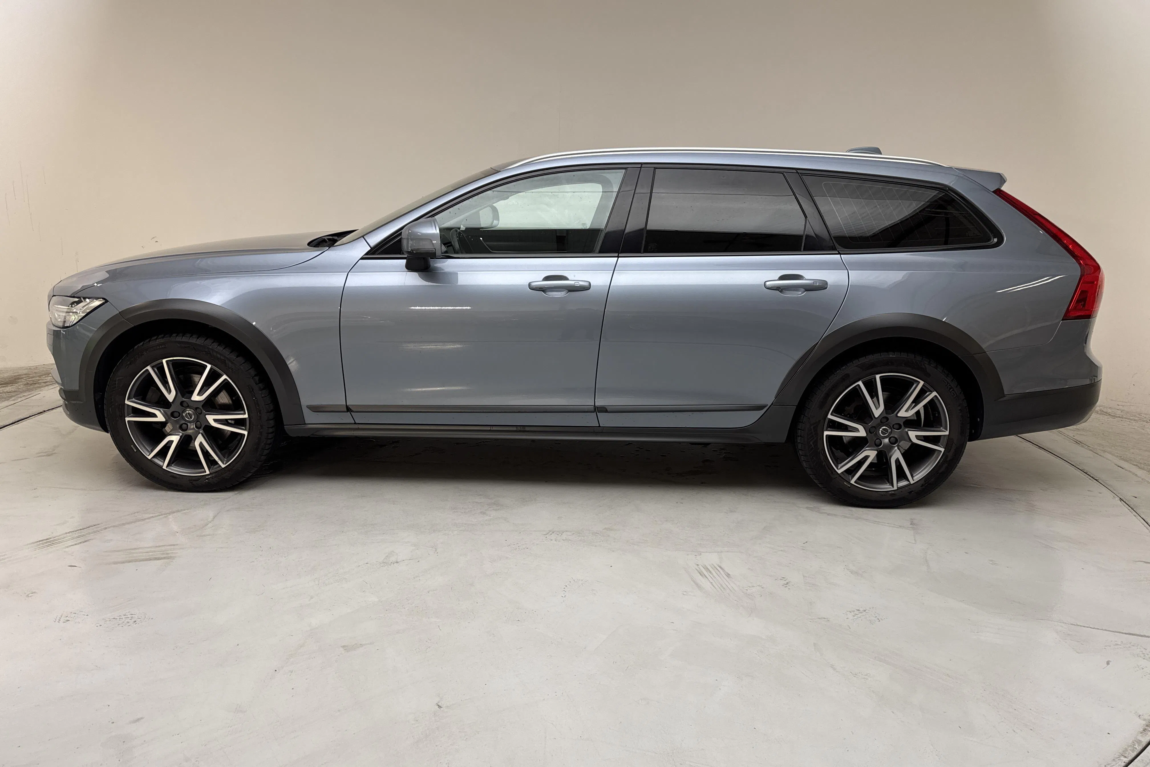 Presentationsfoto 2 av 14: Volvo V90 D4 Cross Country AWD (190hk) - 12 918 mil - Automat - Ljusblå - 2020