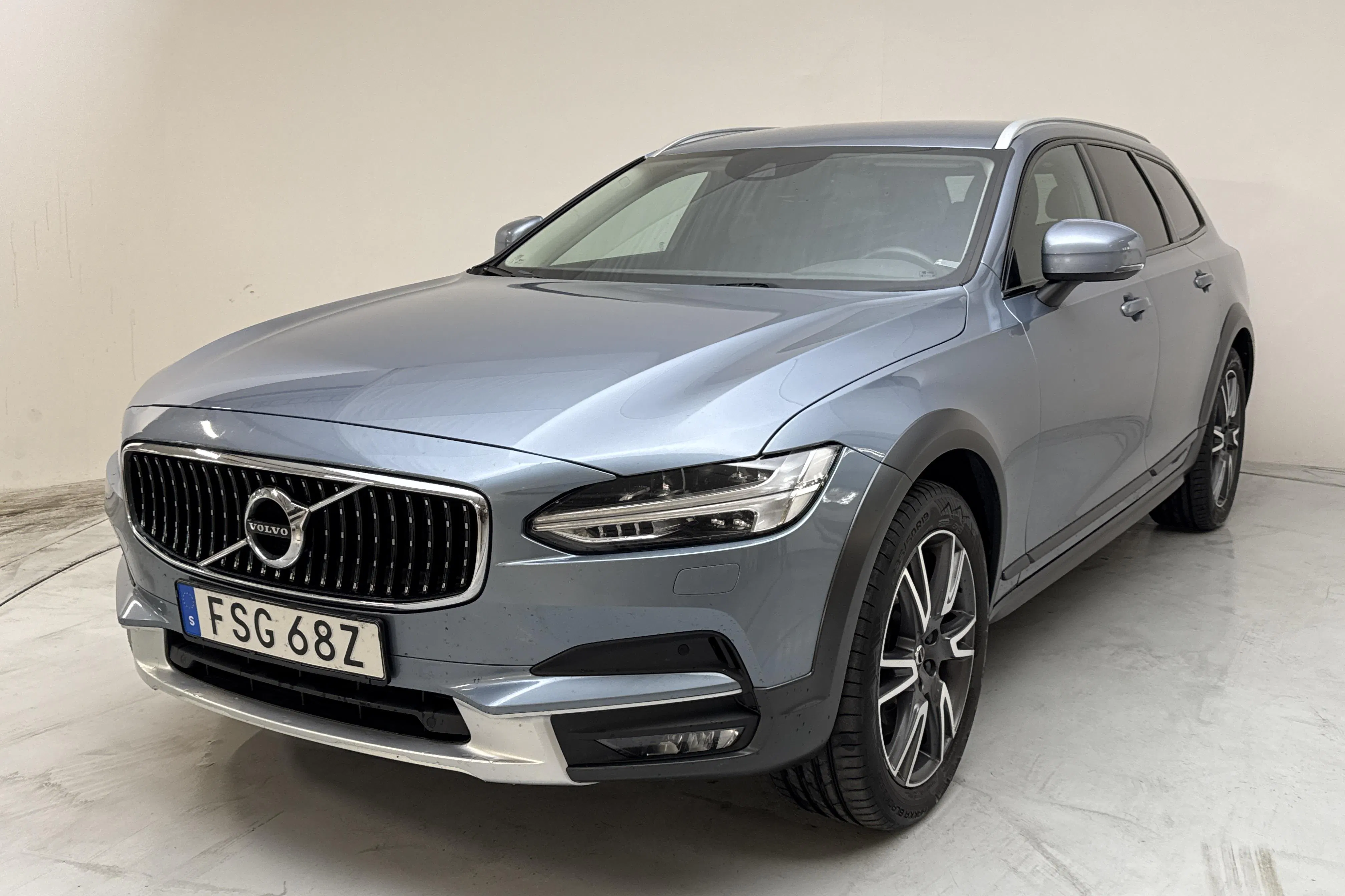 Presentationsfoto 1 av 14: Volvo V90 D4 Cross Country AWD (190hk) - 12 918 mil - Automat - Ljusblå - 2020