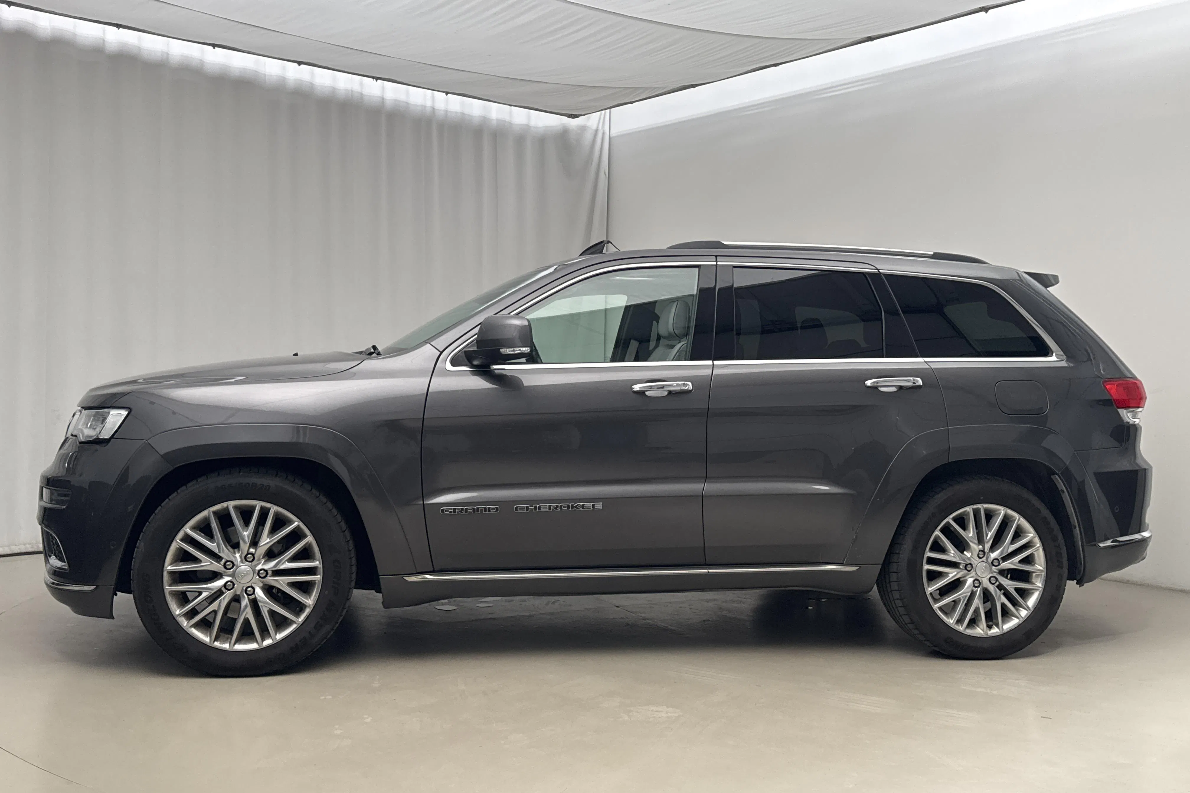 Presentationsfoto 2 av 19: Jeep Grand Cherokee 3.0 CRD V6 AWD (250hk) - 18 123 mil - Automat - grå - 2017
