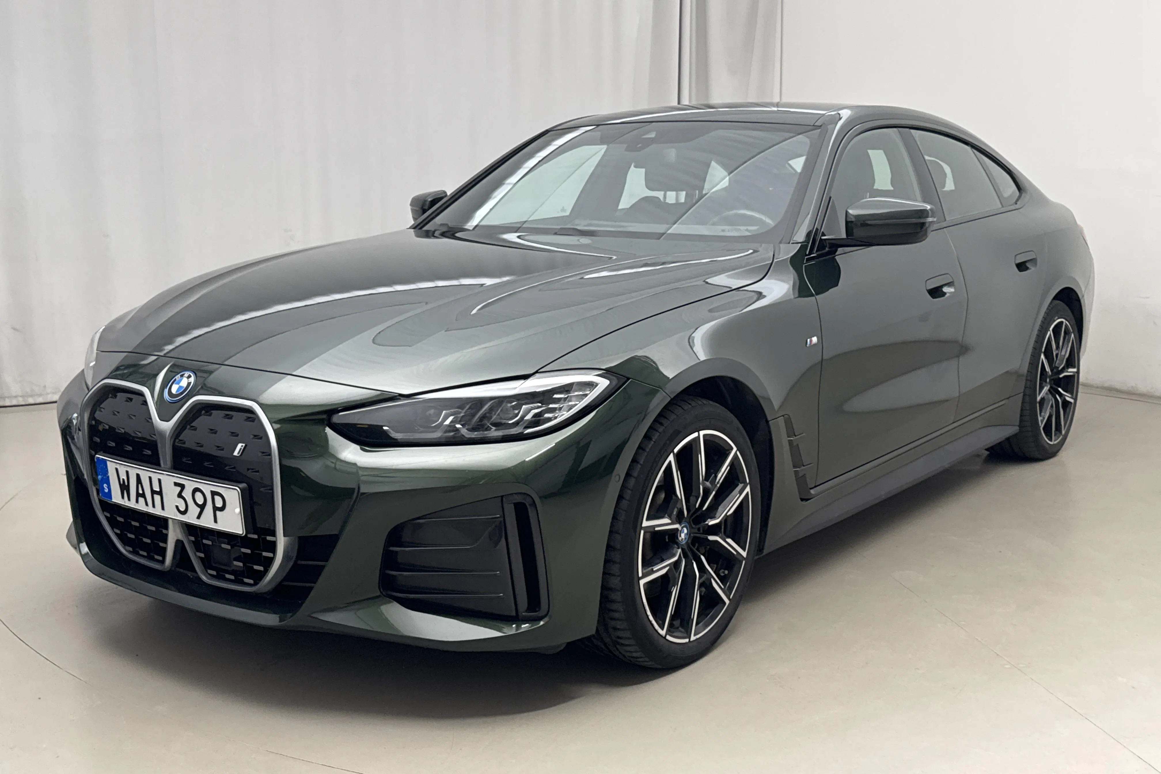 Presentationsfoto 1 av 14: BMW i4 eDrive40, G26 (340hk) - 8 906 mil - Automat - grön - 2023