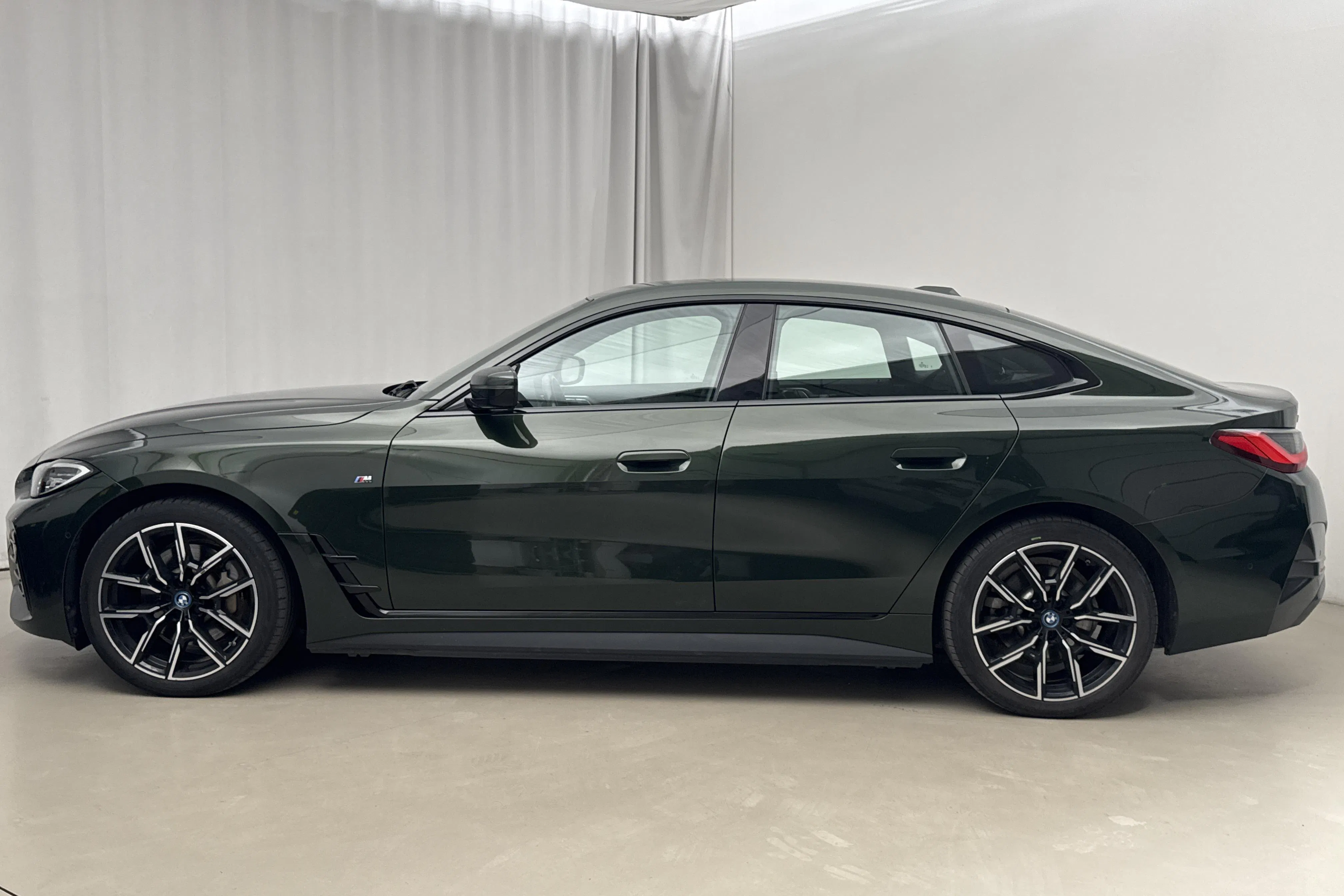 Presentationsfoto 2 av 14: BMW i4 eDrive40, G26 (340hk) - 8 906 mil - Automat - grön - 2023