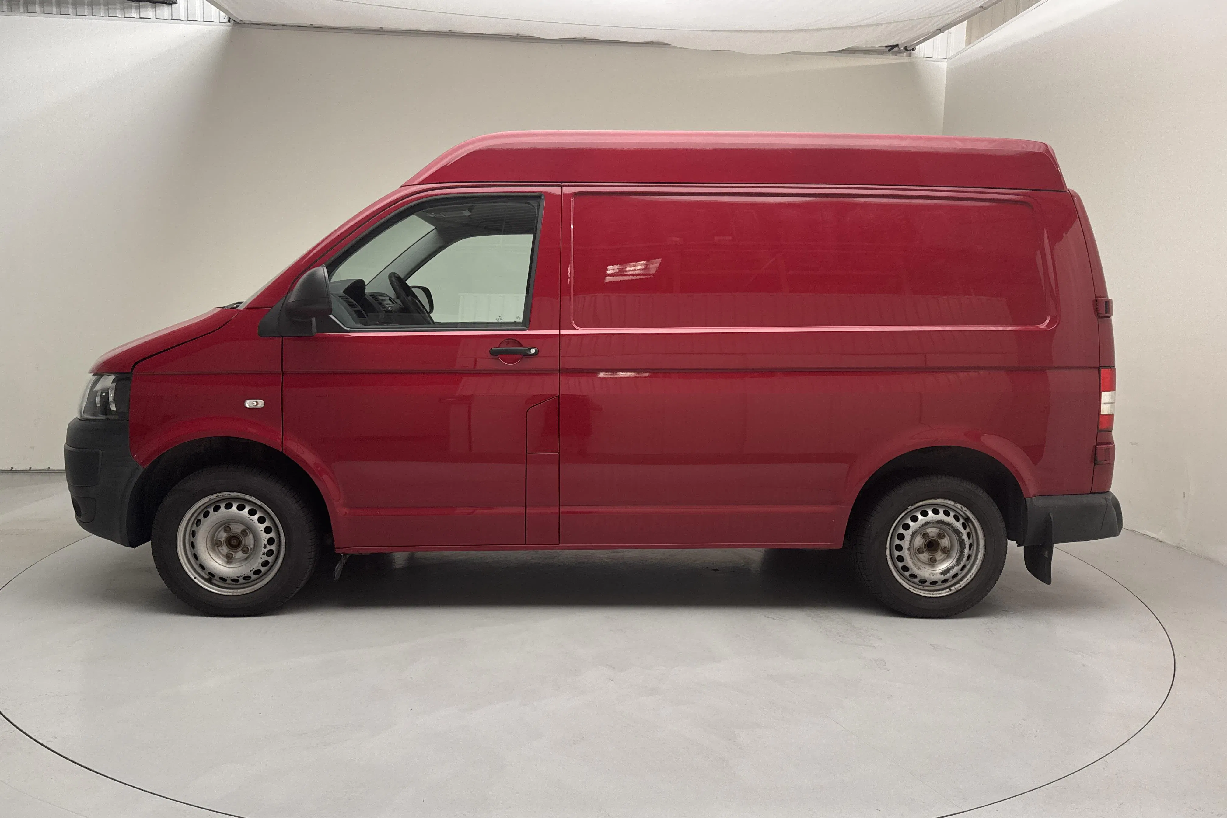 Presentationsfoto 2 av 12: VW Transporter T5 2.0 TDI (140hk) - 23 498 mil - Manuell - röd - 2014
