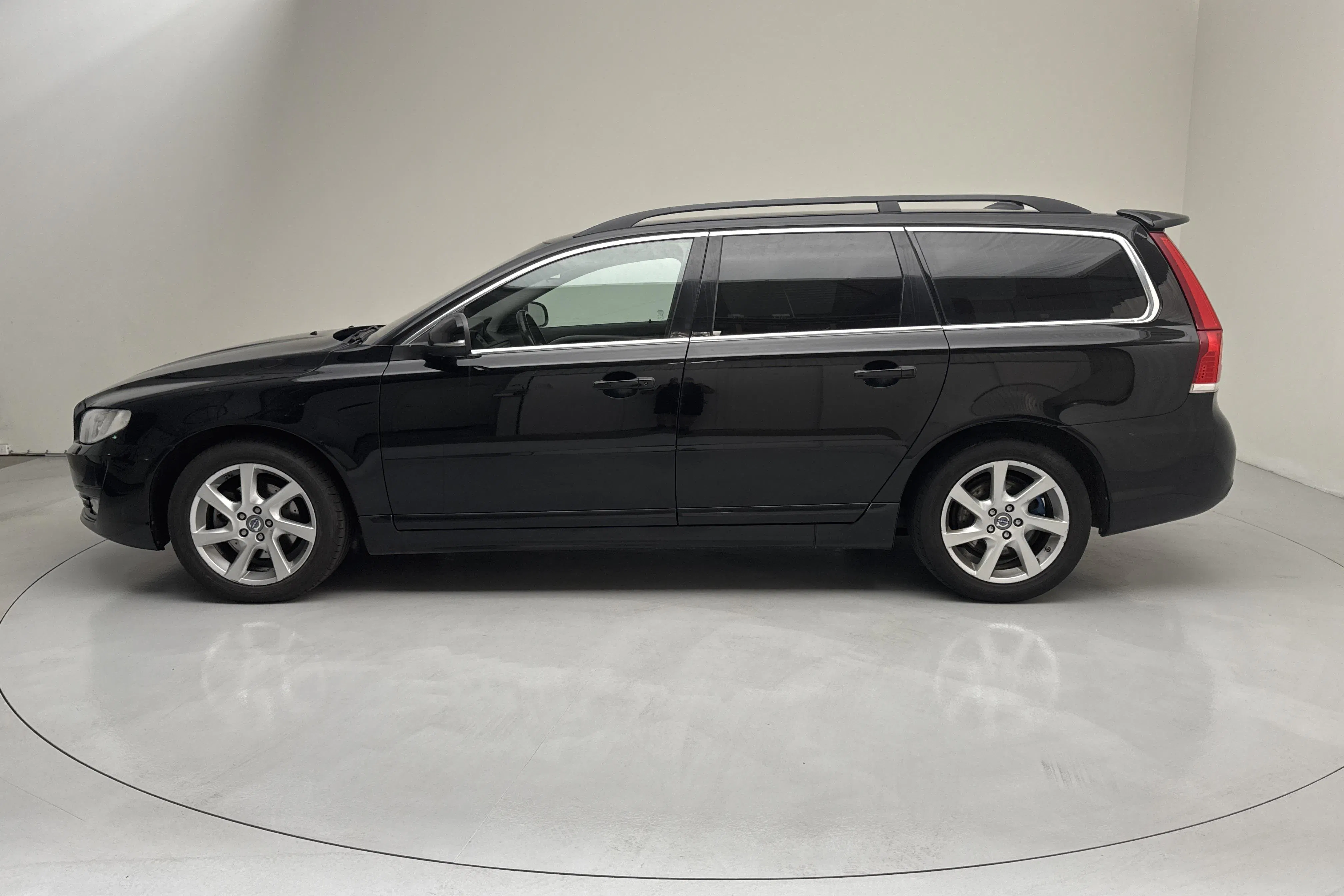 Presentationsfoto 2 av 14: Volvo V70 II D4 (181hk) - 27 798 mil - Automat - svart - 2015