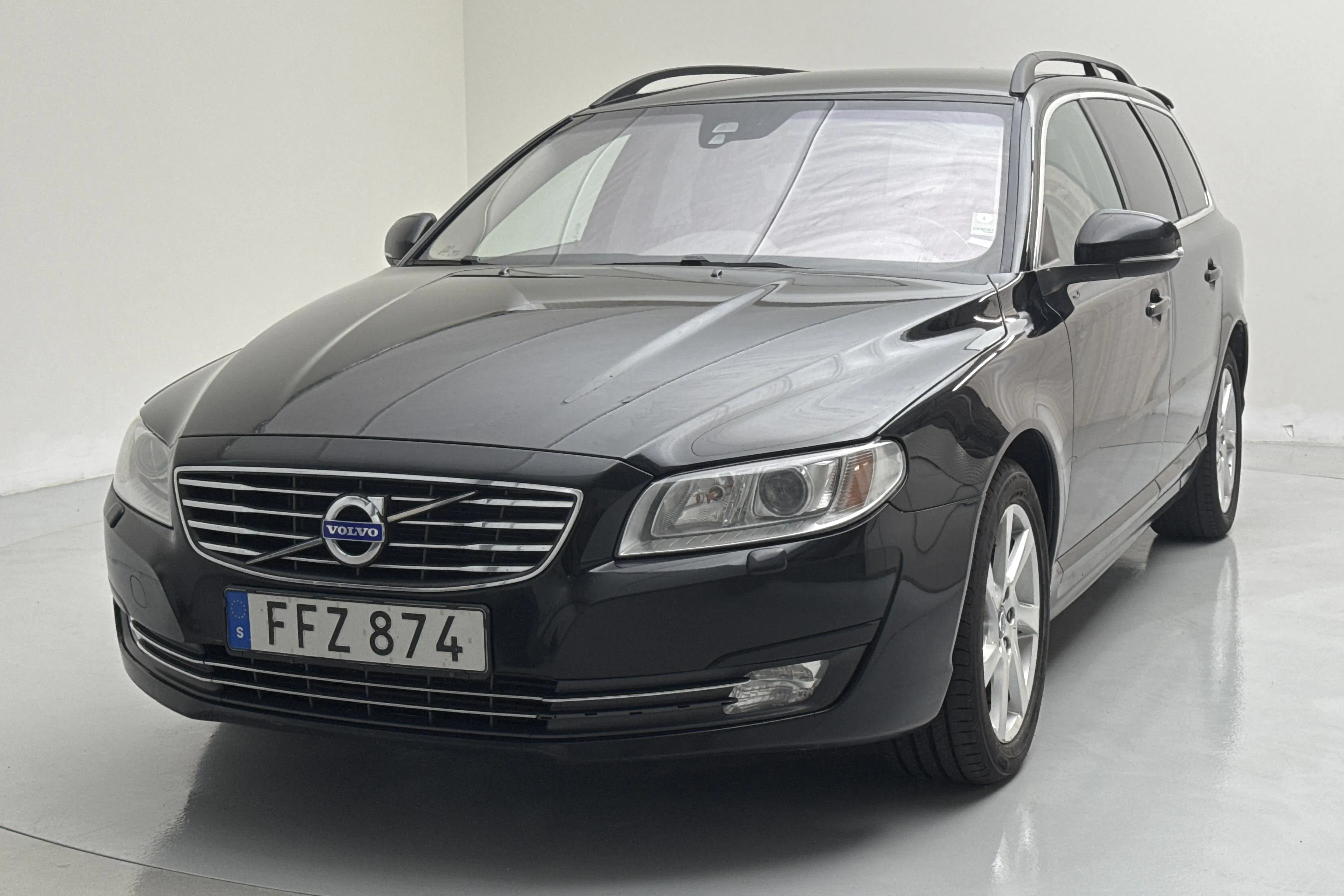 Presentationsfoto 1 av 14: Volvo V70 II D4 (181hk) - 27 798 mil - Automat - svart - 2015