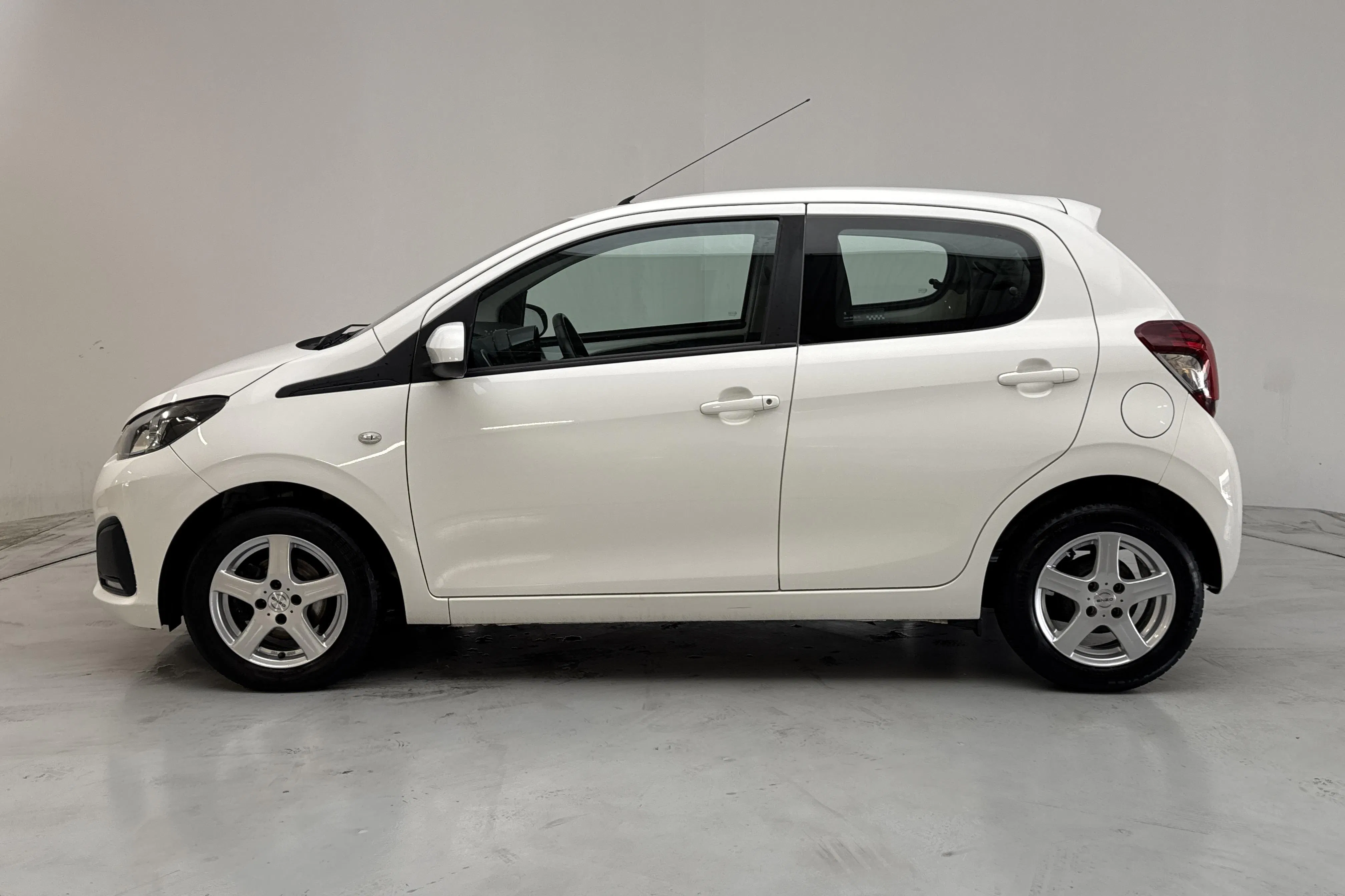 Presentationsfoto 2 av 12: Peugeot 108 PureTech 5dr (68hk) - 5 506 mil - Manuell - vit - 2015