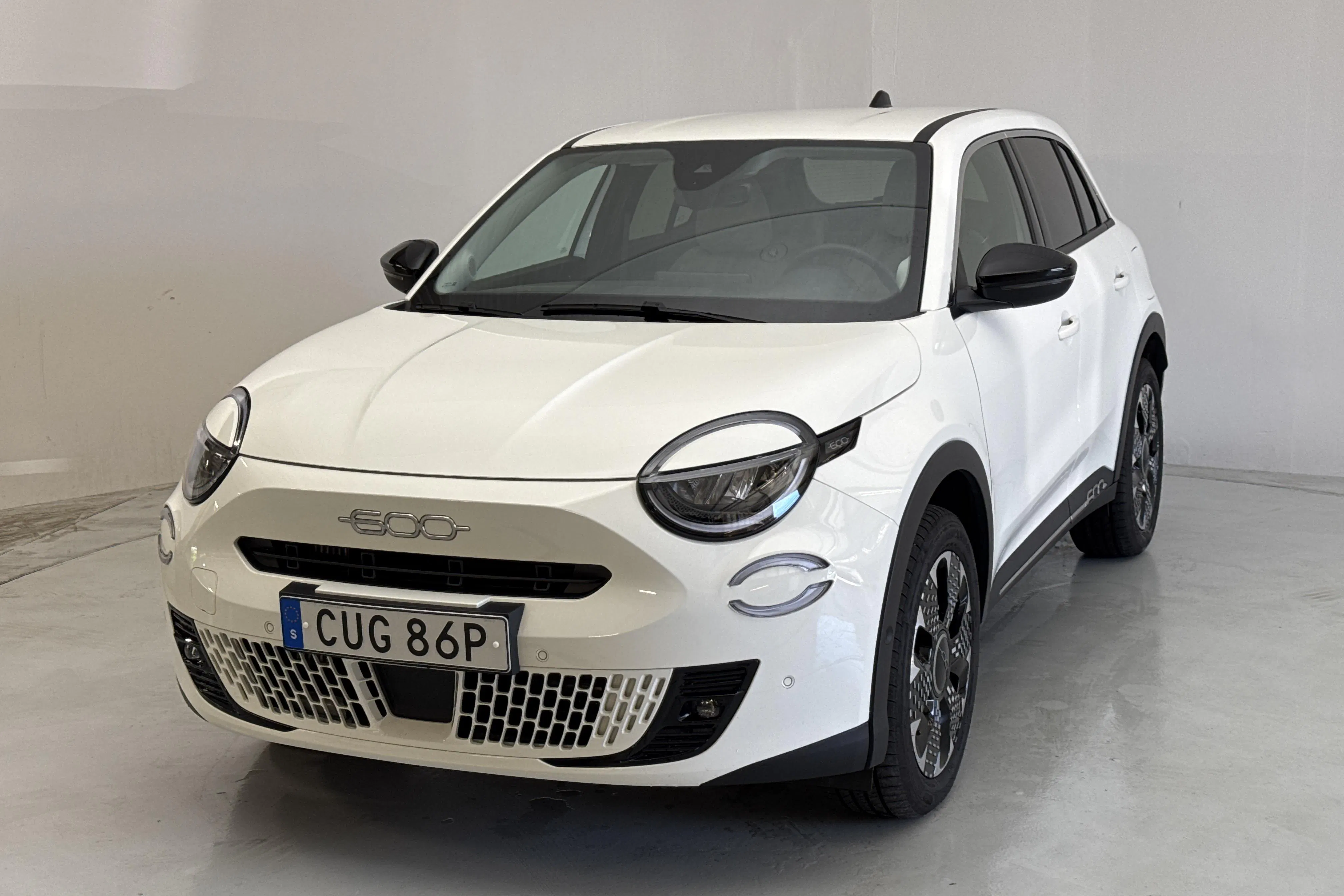 Presentation photo 1 of 14: Fiat 600 Hybrid (100hk) - 8 630 km - Automatic - white - 2024