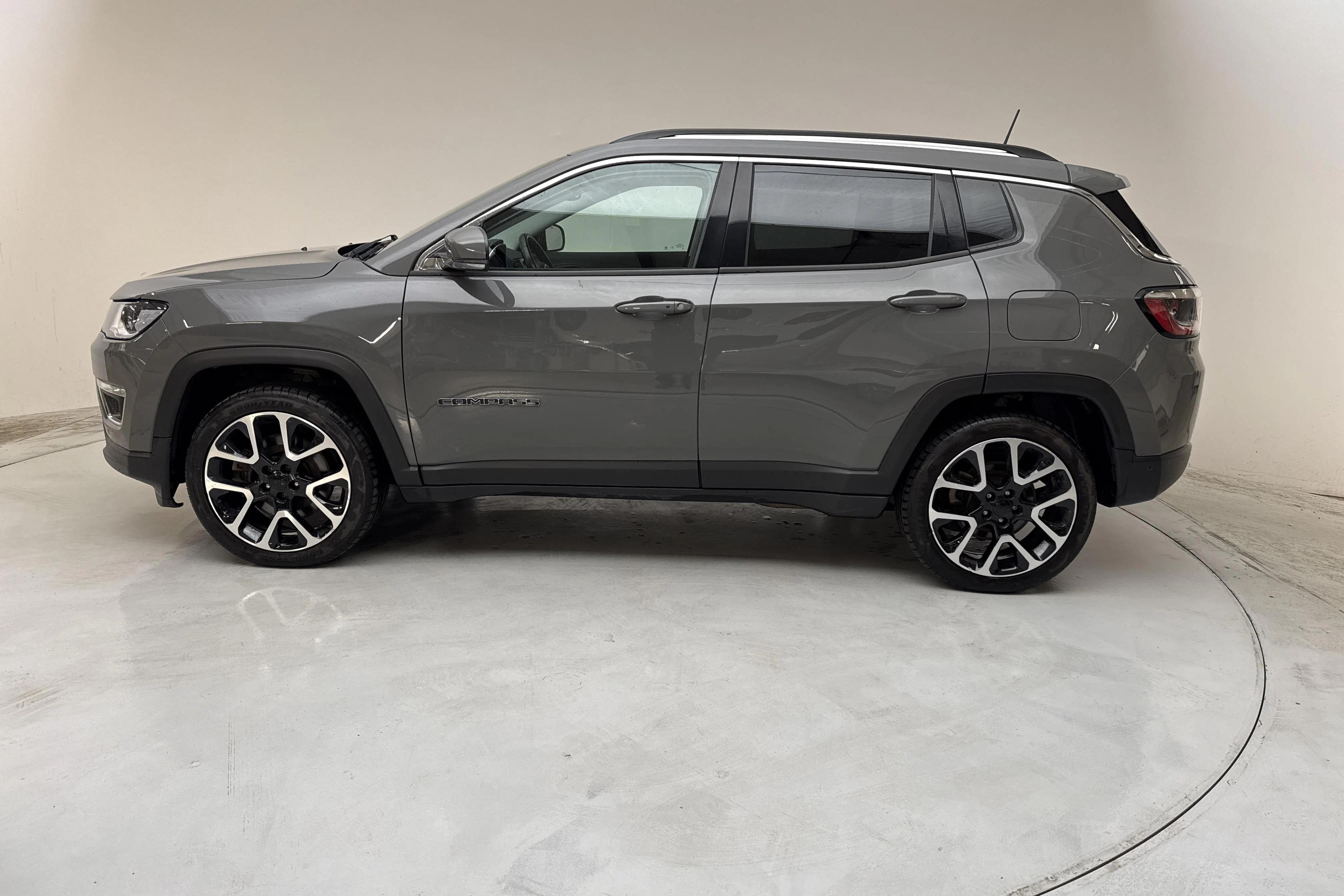 Presentationsfoto 2 av 15: Jeep Compass 1.3 PHEV 4WD (190hk) - 8 636 mil - Automat - grå - 2020