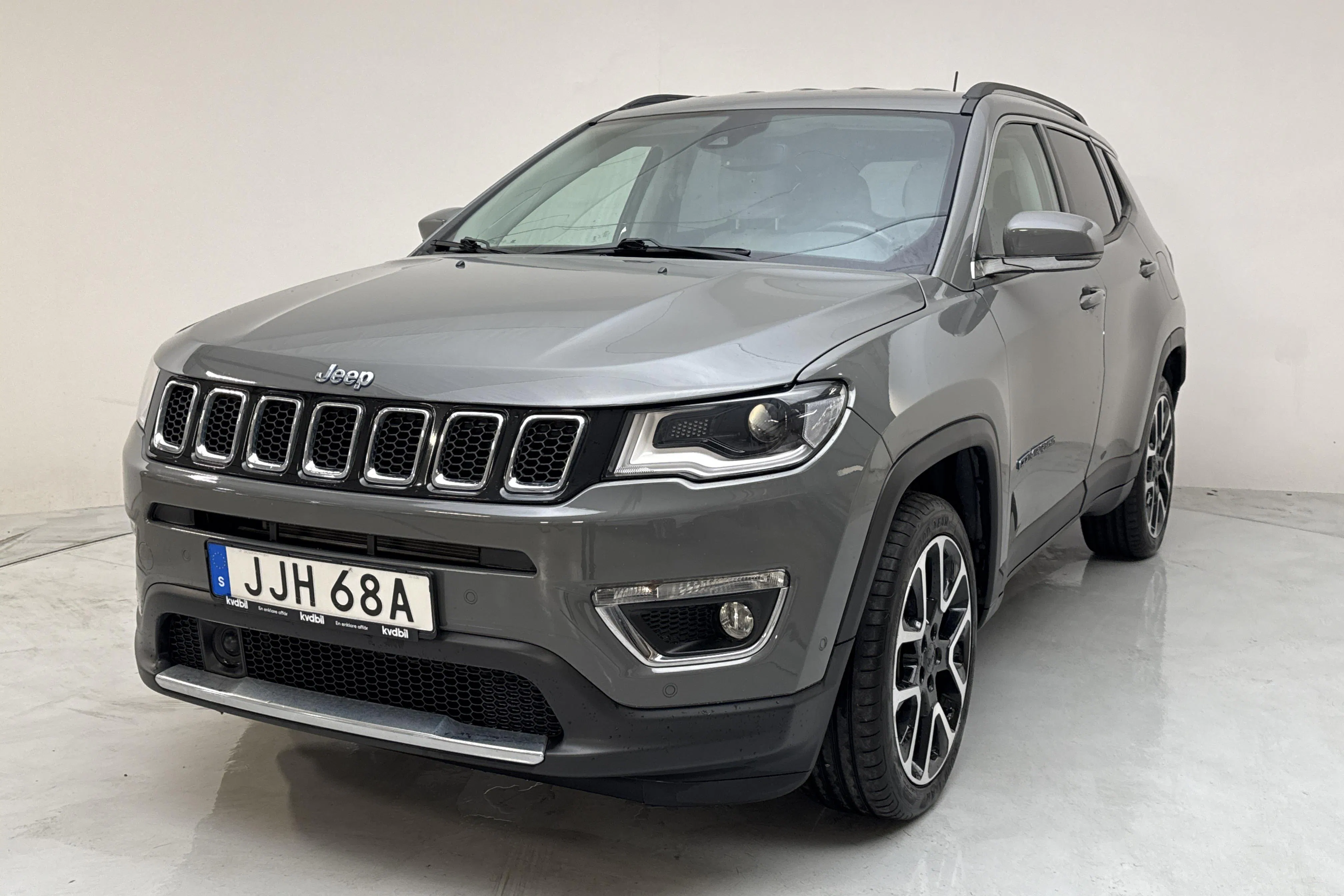 Presentationsfoto 1 av 15: Jeep Compass 1.3 PHEV 4WD (190hk) - 8 636 mil - Automat - grå - 2020