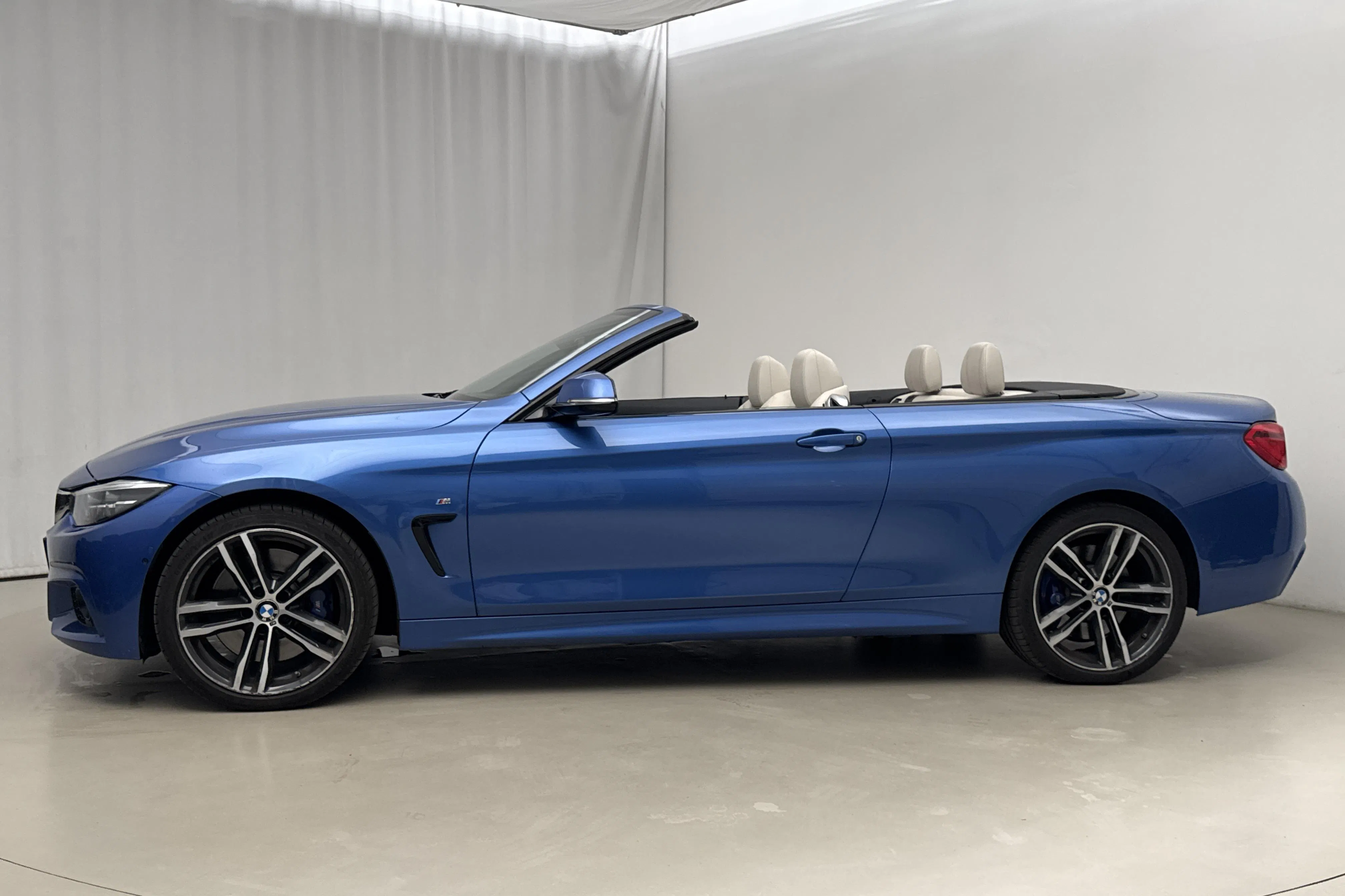 Presentationsfoto 2 av 28: BMW 435d xDrive Cabriolet, F33 (313hk) - 14 336 mil - Automat - blå - 2018