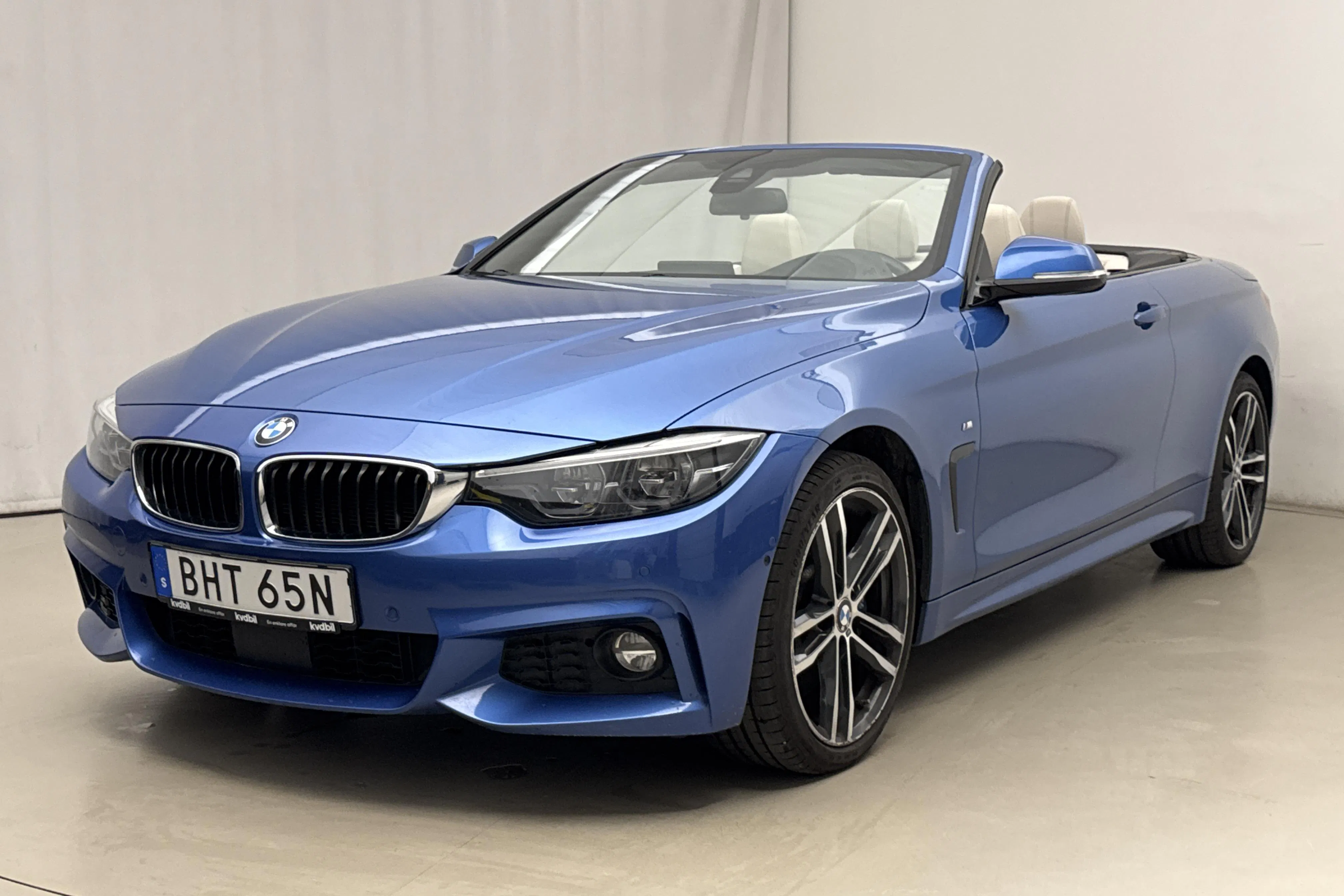 Presentationsfoto 1 av 28: BMW 435d xDrive Cabriolet, F33 (313hk) - 14 336 mil - Automat - blå - 2018