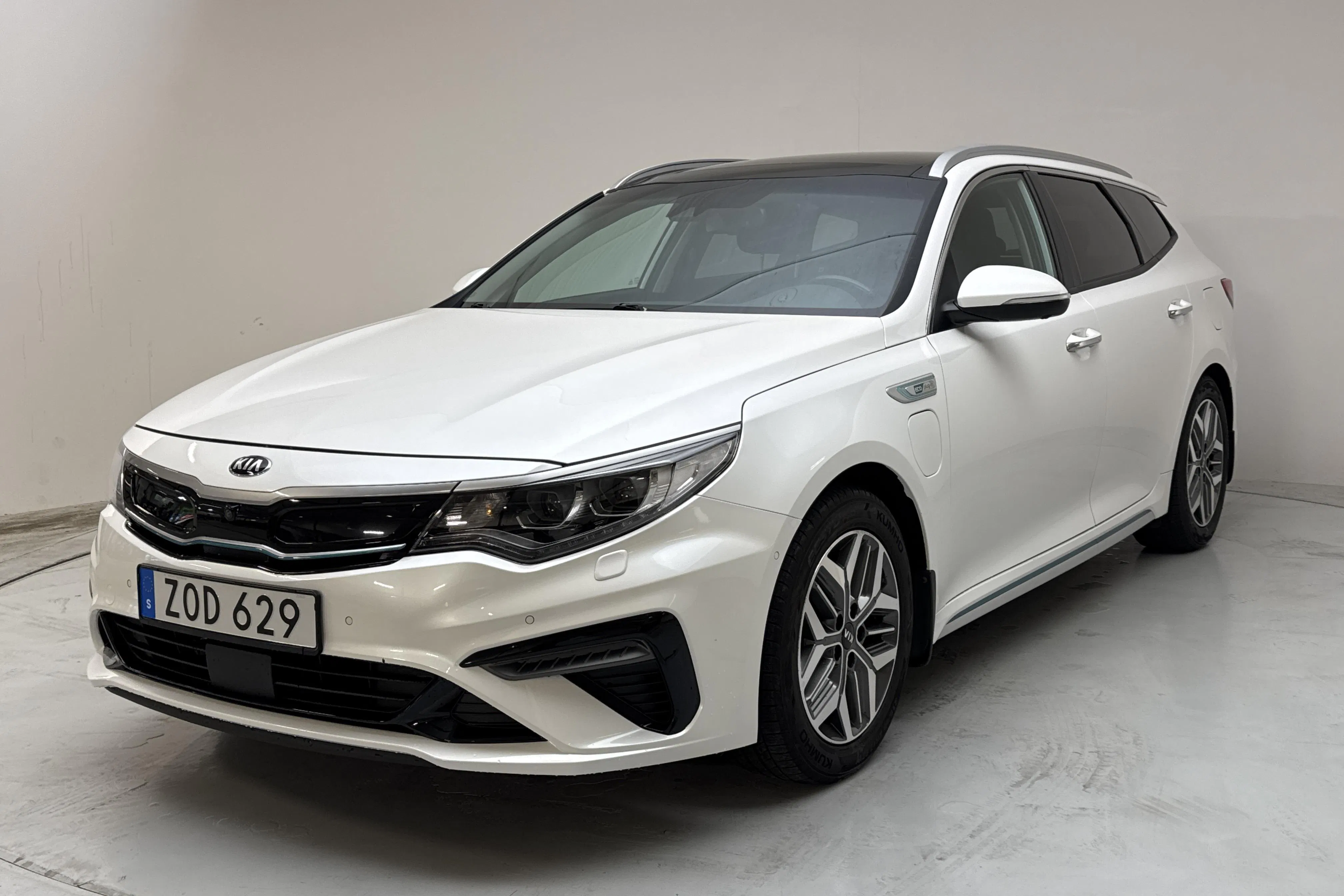 Presentationsfoto 1 av 17: KIA Optima 2.0 GDi Plug-in Hybrid SW (205hk) - 19 164 mil - Automat - vit - 2020
