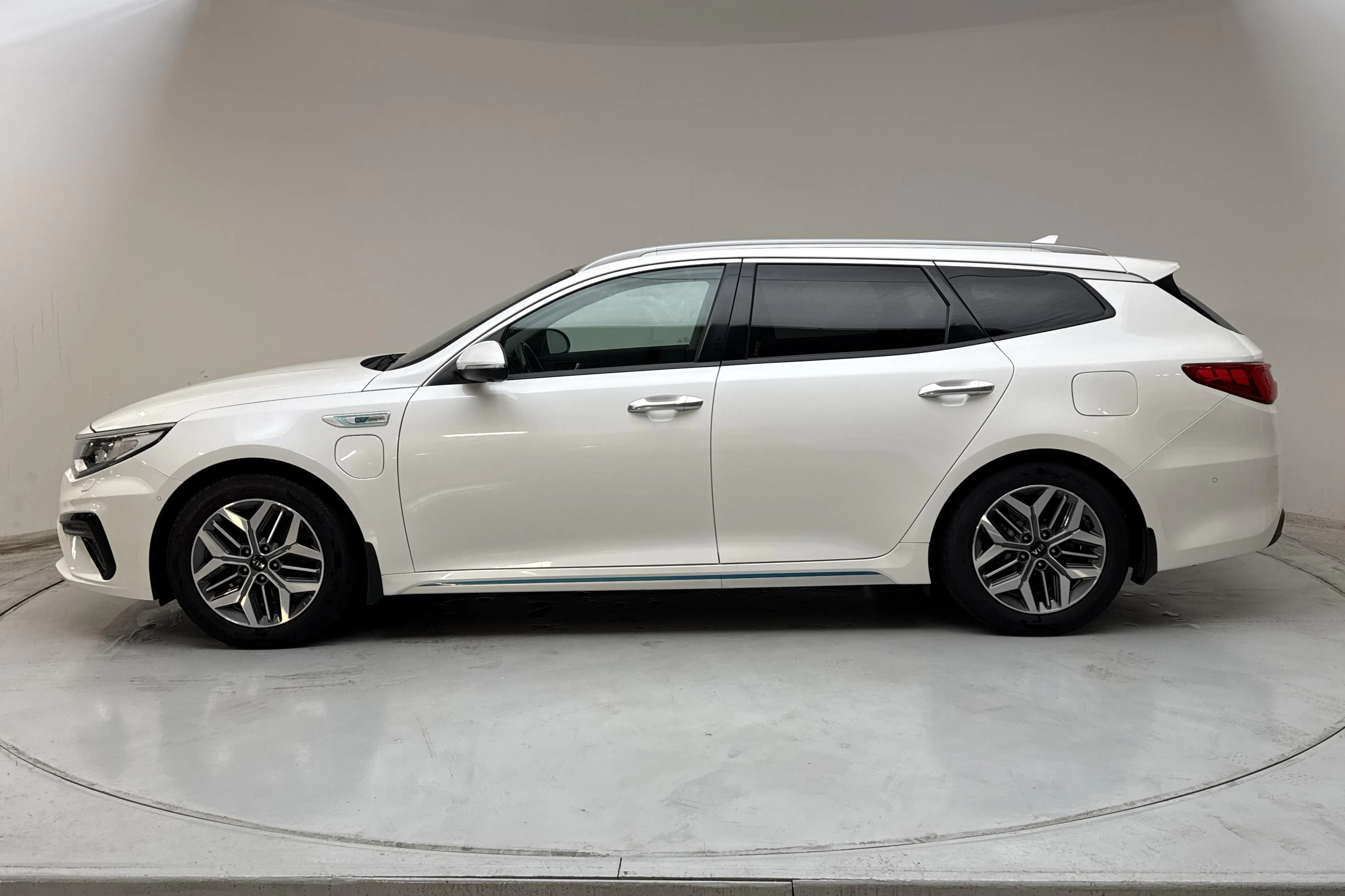 Presentationsfoto 2 av 17: KIA Optima 2.0 GDi Plug-in Hybrid SW (205hk) - 19 164 mil - Automat - vit - 2020