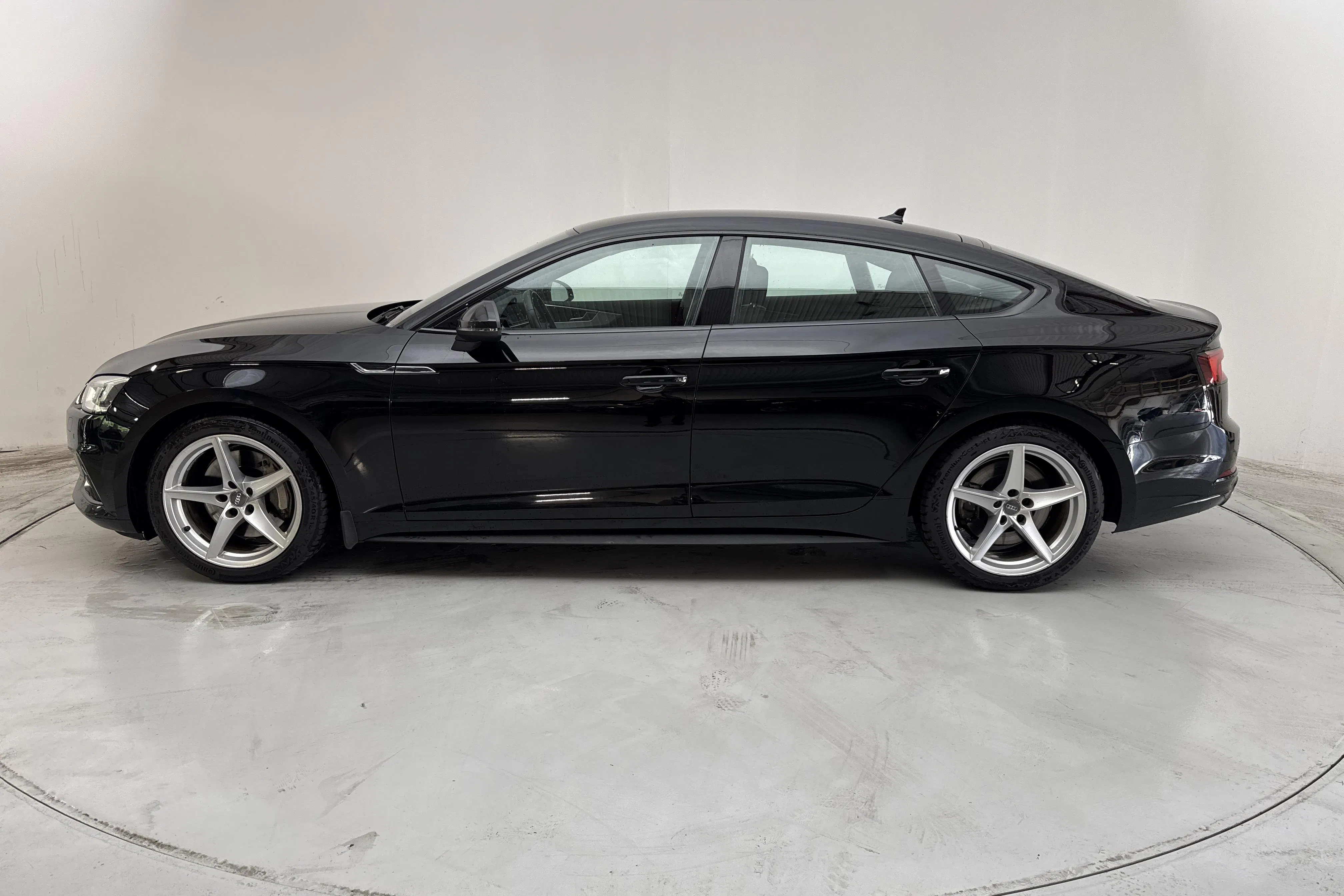 Presentationsfoto 2 av 12: Audi A5 Sportback 45 TFSI quattro (245hk) - 10 221 mil - Automat - svart - 2019