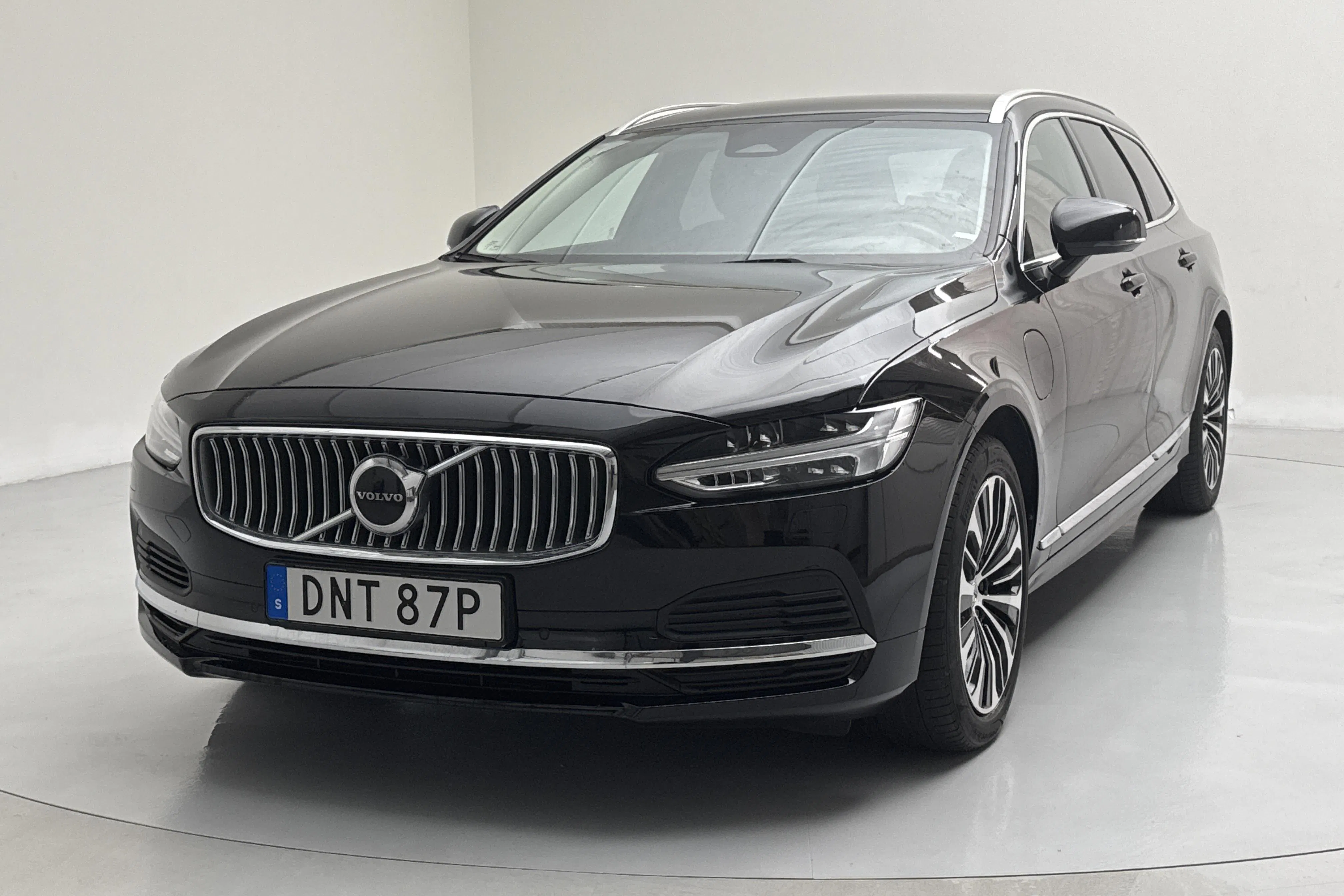 Presentationsfoto 1 av 19: Volvo V90 T6 AWD Recharge (350hk) - 7 678 mil - Automat - svart - 2023