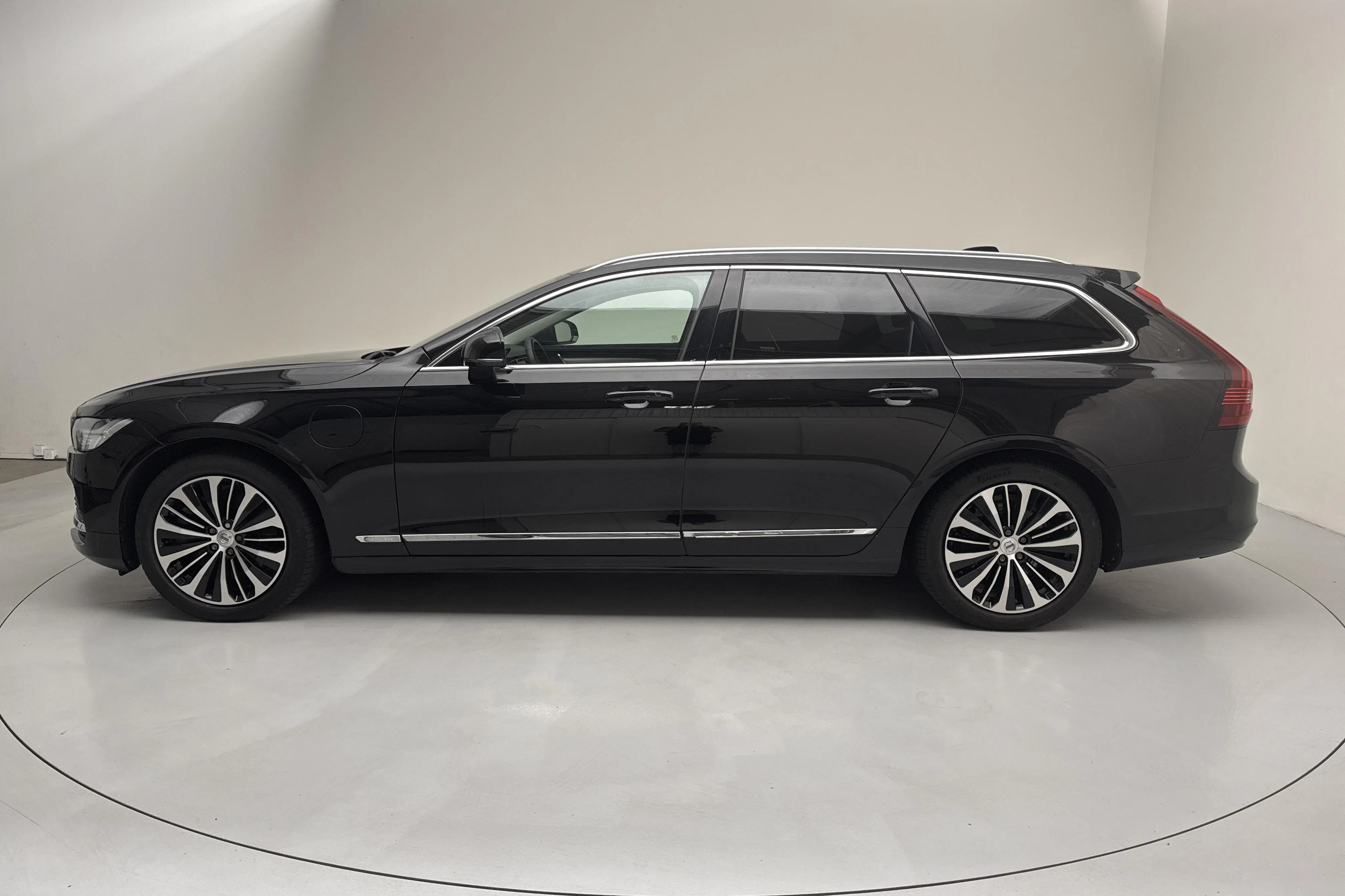 Presentationsfoto 2 av 19: Volvo V90 T6 AWD Recharge (350hk) - 7 678 mil - Automat - svart - 2023