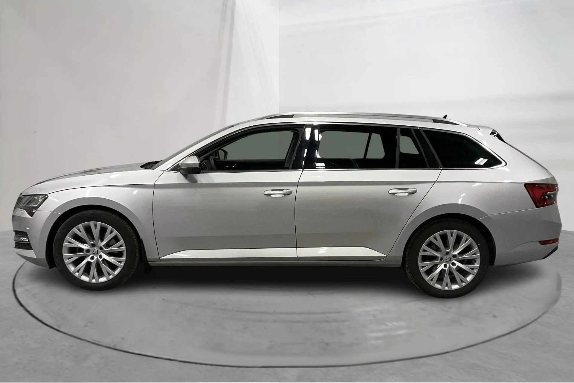 Presentation photo 2 of 20: Skoda Superb 2.0 TDI Kombi 4x4 (200hk) - 35 140 km - Automatic - silver - 2024