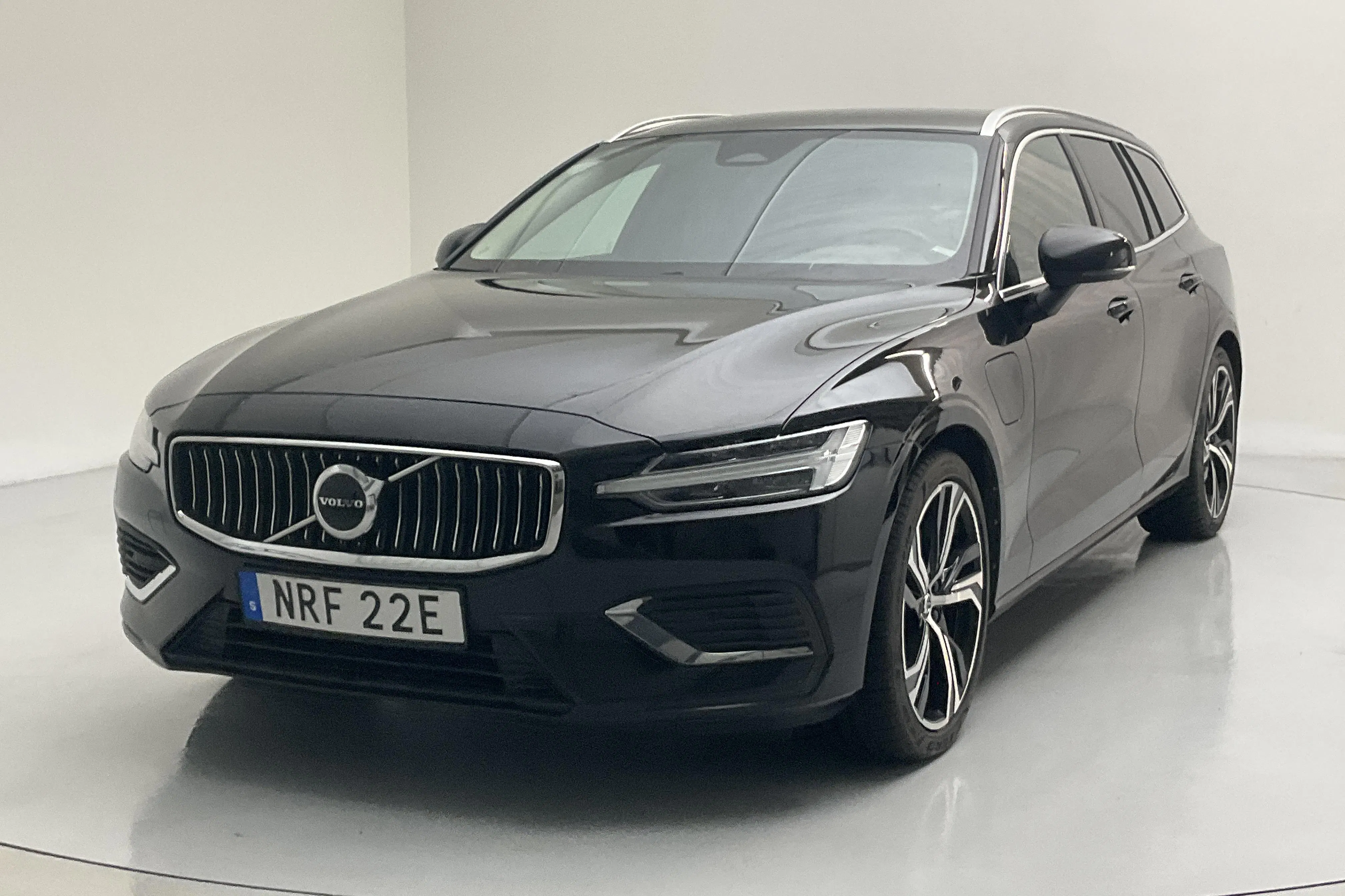 Presentationsfoto 1 av 19: Volvo V60 T6 AWD Recharge (350hk) - 12 837 mil - Automat - svart - 2023