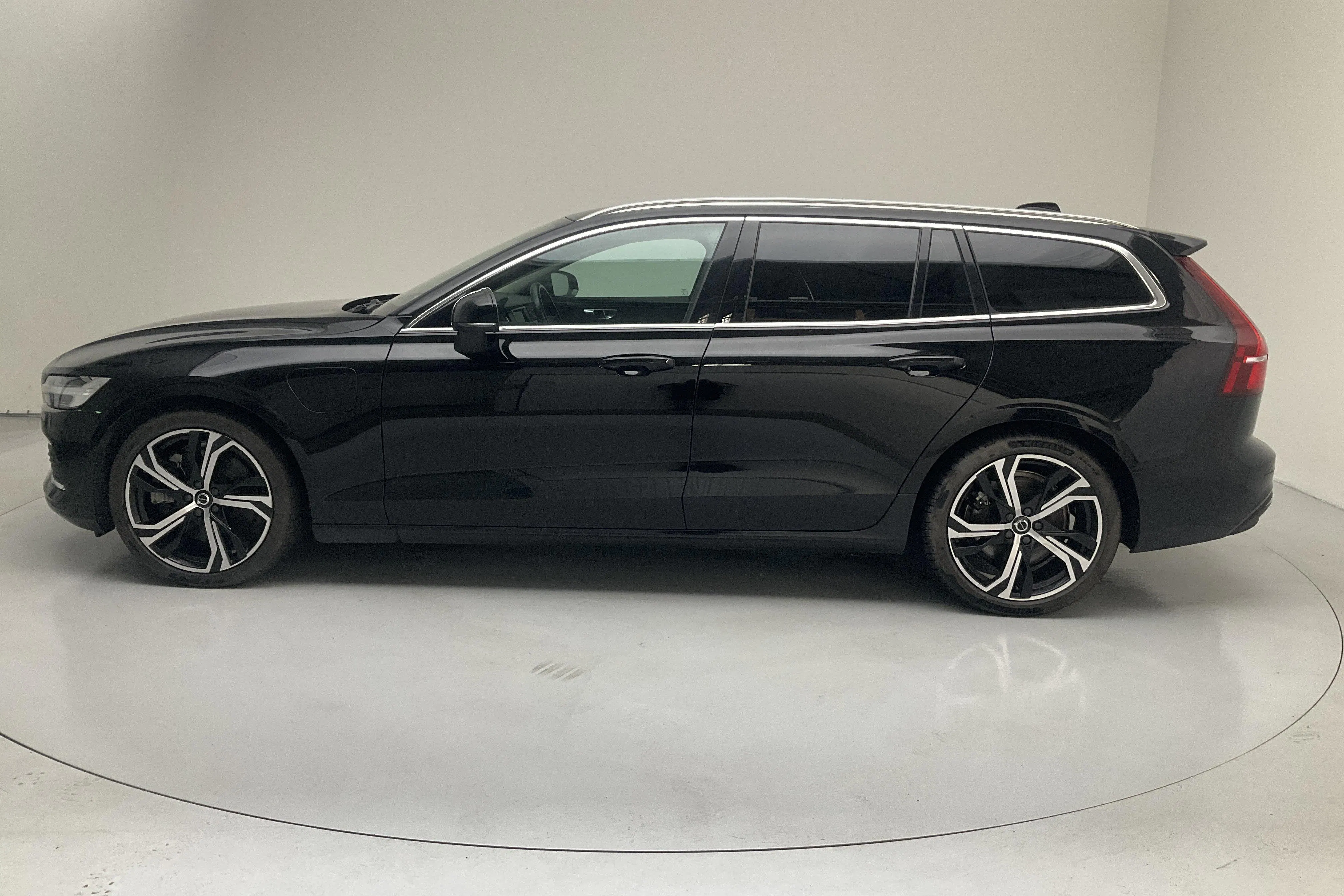 Presentationsfoto 2 av 19: Volvo V60 T6 AWD Recharge (350hk) - 12 837 mil - Automat - svart - 2023