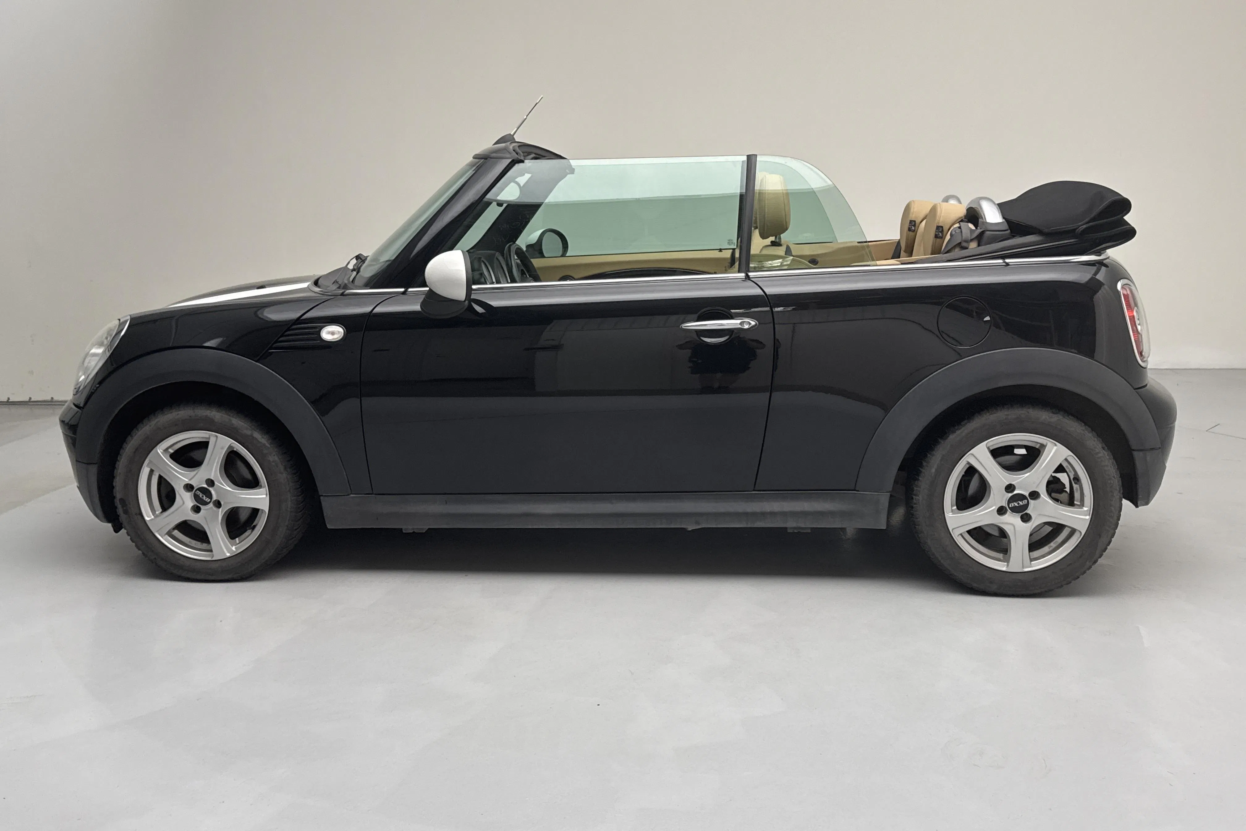 Presentationsfoto 2 av 19: MINI Cooper 1.6 Cabriolet (120hk) - 7 564 mil - Manuell - svart - 2009