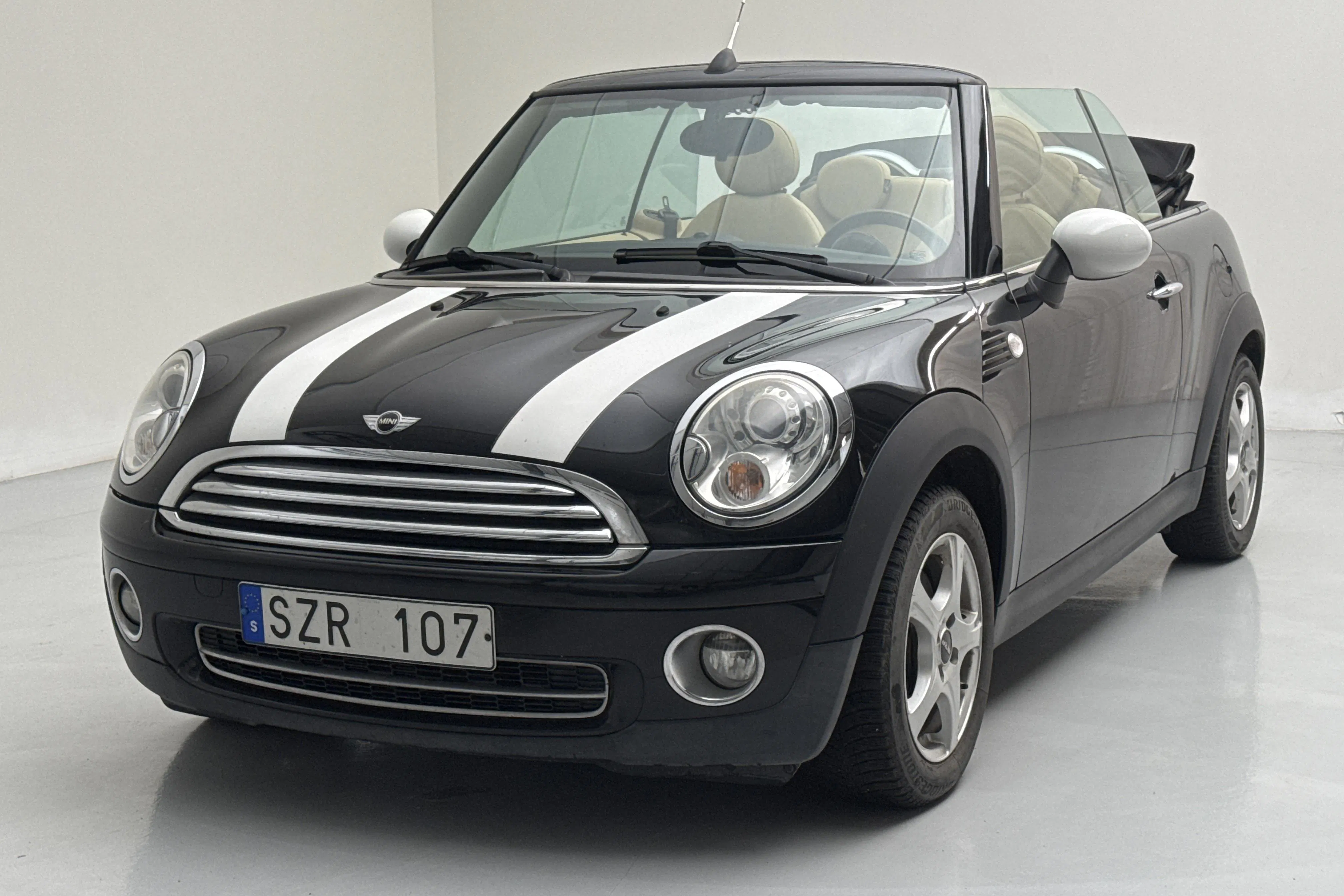 Presentationsfoto 1 av 19: MINI Cooper 1.6 Cabriolet (120hk) - 7 564 mil - Manuell - svart - 2009