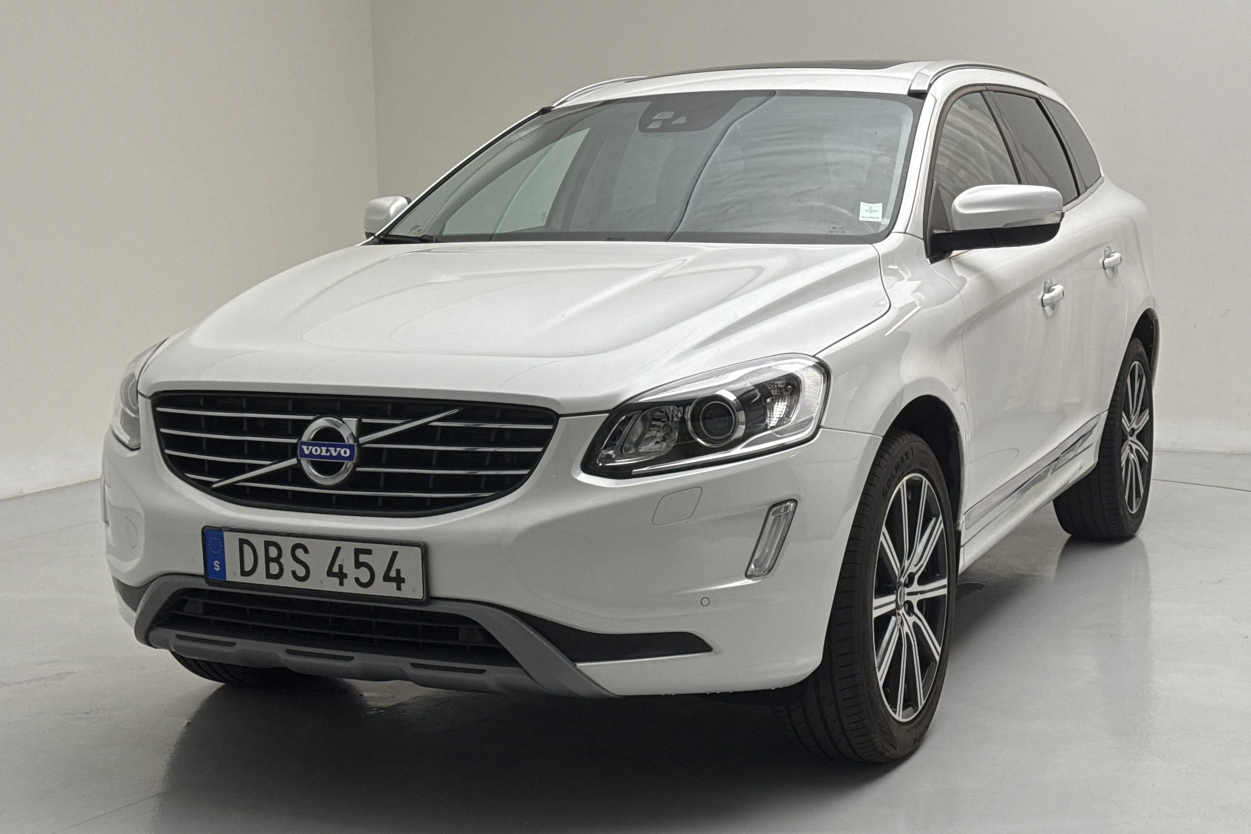 Presentationsfoto 1 av 14: Volvo XC60 D4 AWD (181hk) - 14 116 mil - Automat - vit - 2014