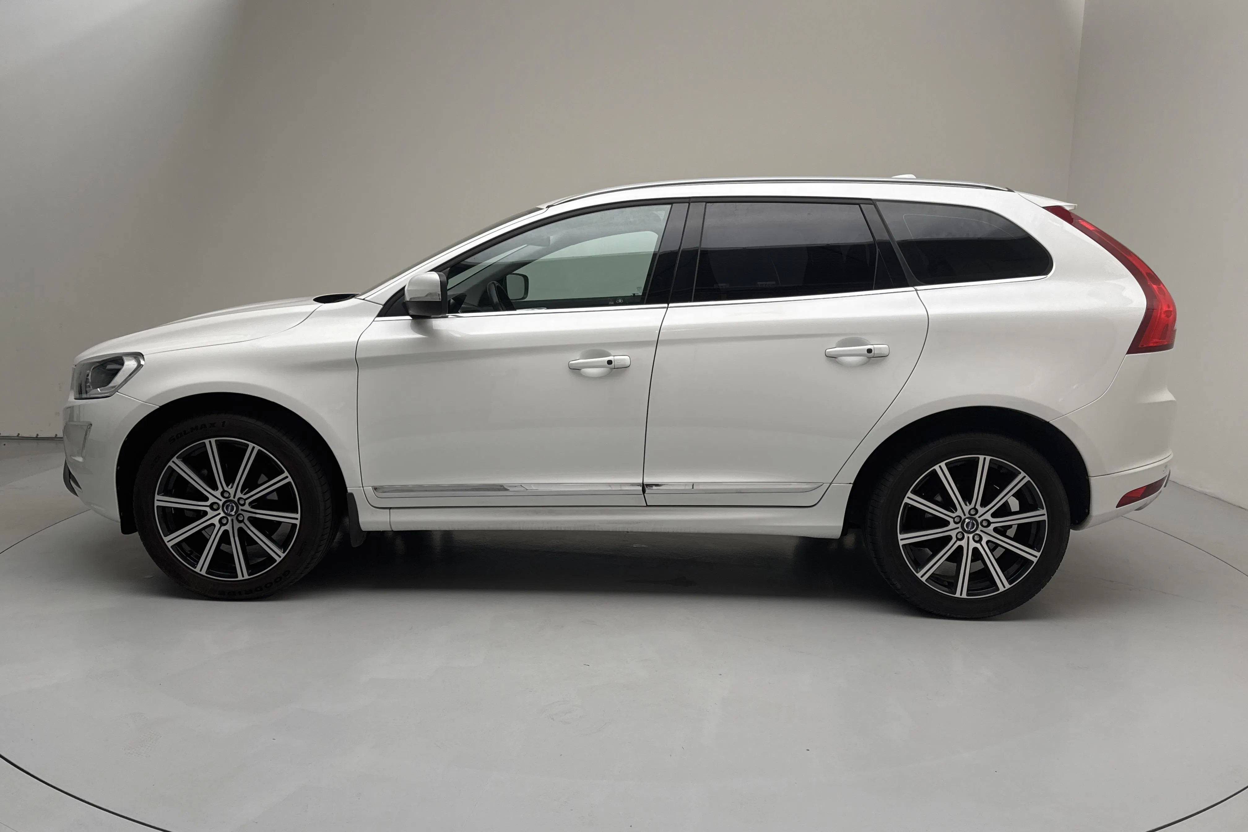 Presentationsfoto 2 av 14: Volvo XC60 D4 AWD (181hk) - 14 116 mil - Automat - vit - 2014