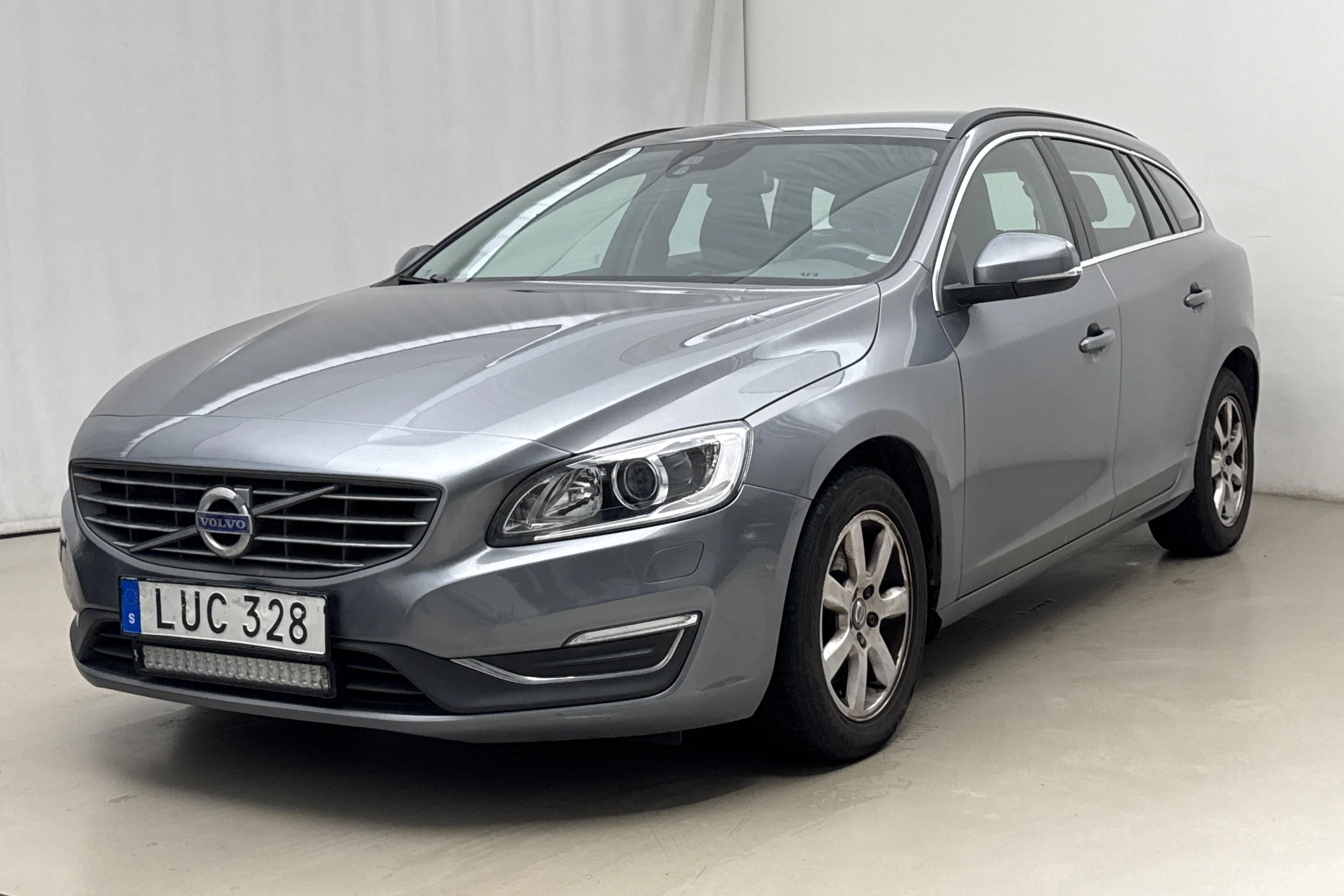 Presentation photo 1 of 17: Volvo V60 D4 (190hk) - 171 990 km - Automatic - gray - 2016