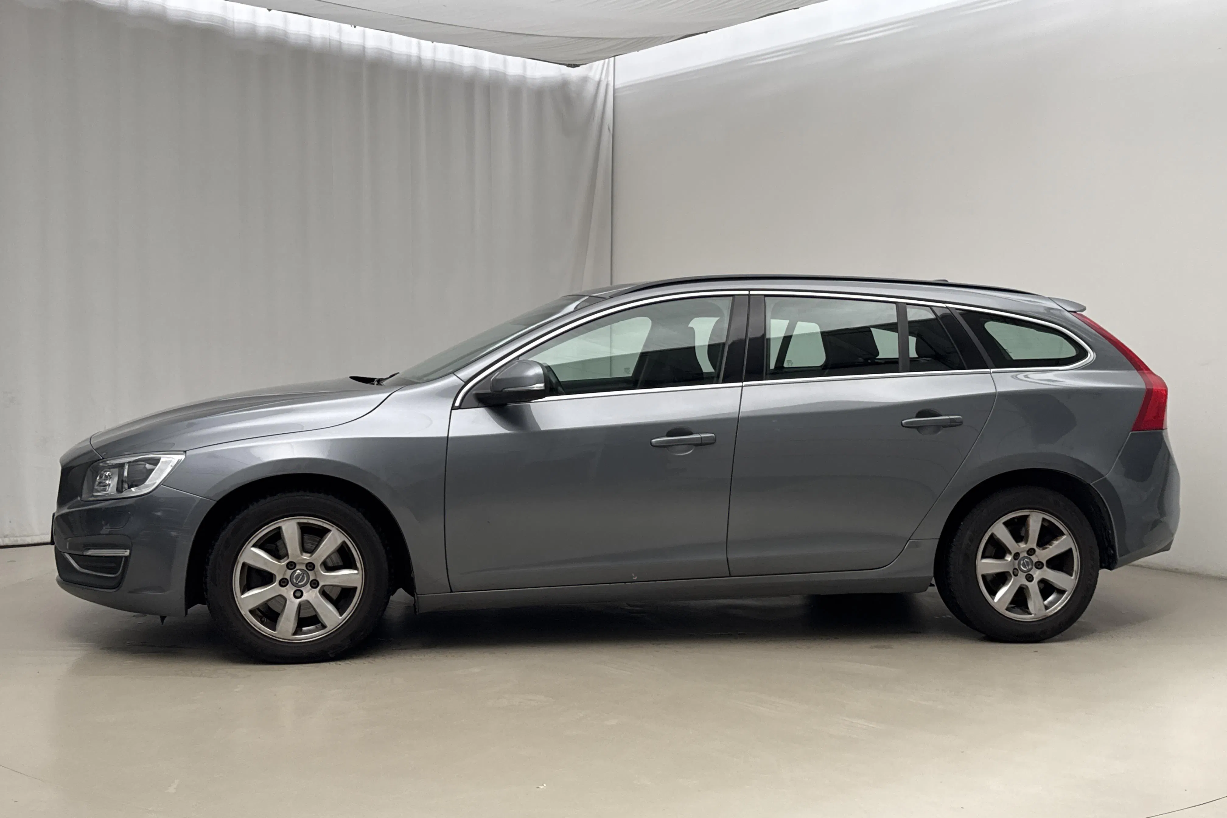 Presentation photo 2 of 17: Volvo V60 D4 (190hk) - 171 990 km - Automatic - gray - 2016