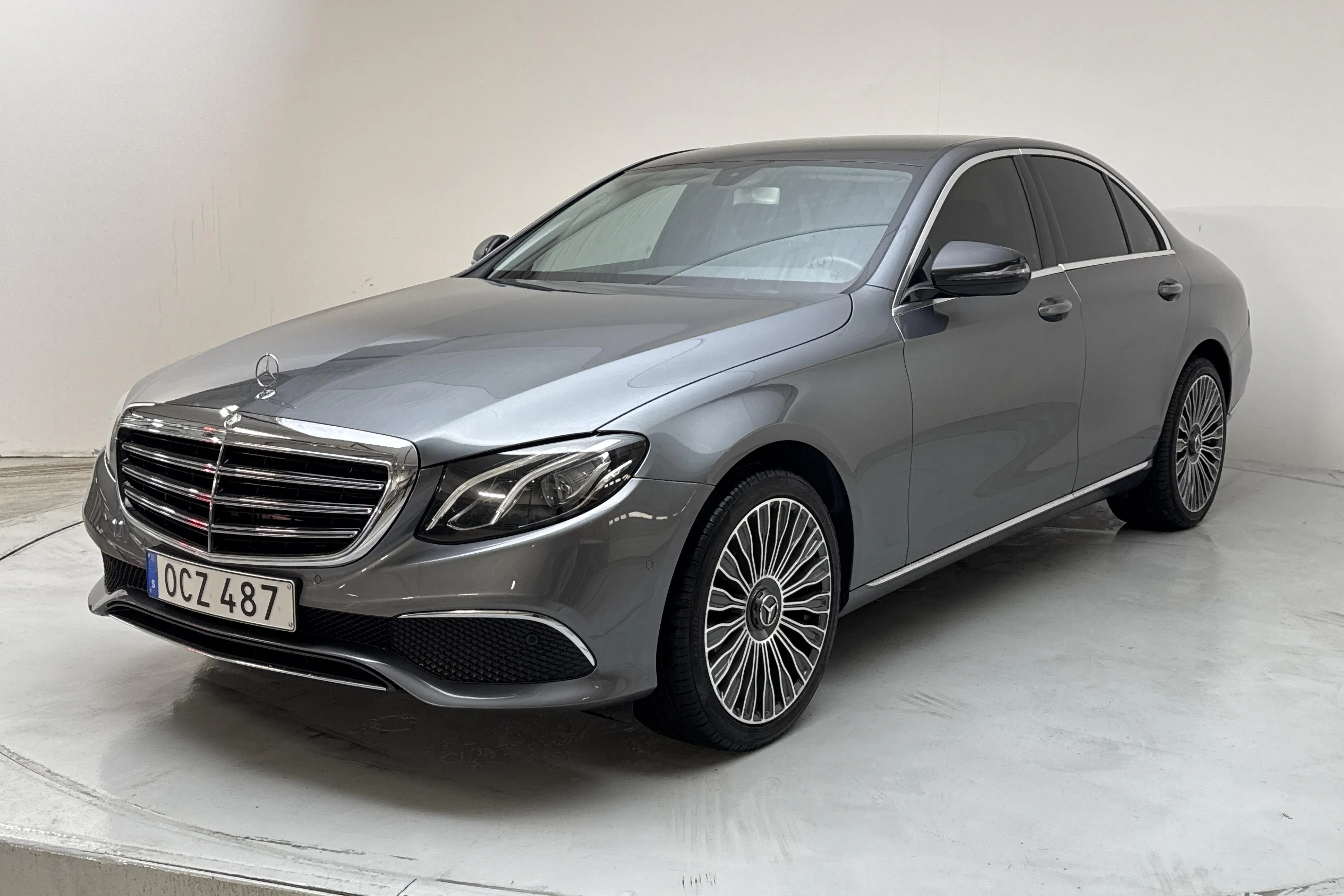 Presentationsfoto 1 av 16: Mercedes E 220 d Sedan W213 (194hk) - 9 736 mil - Automat - grå - 2017
