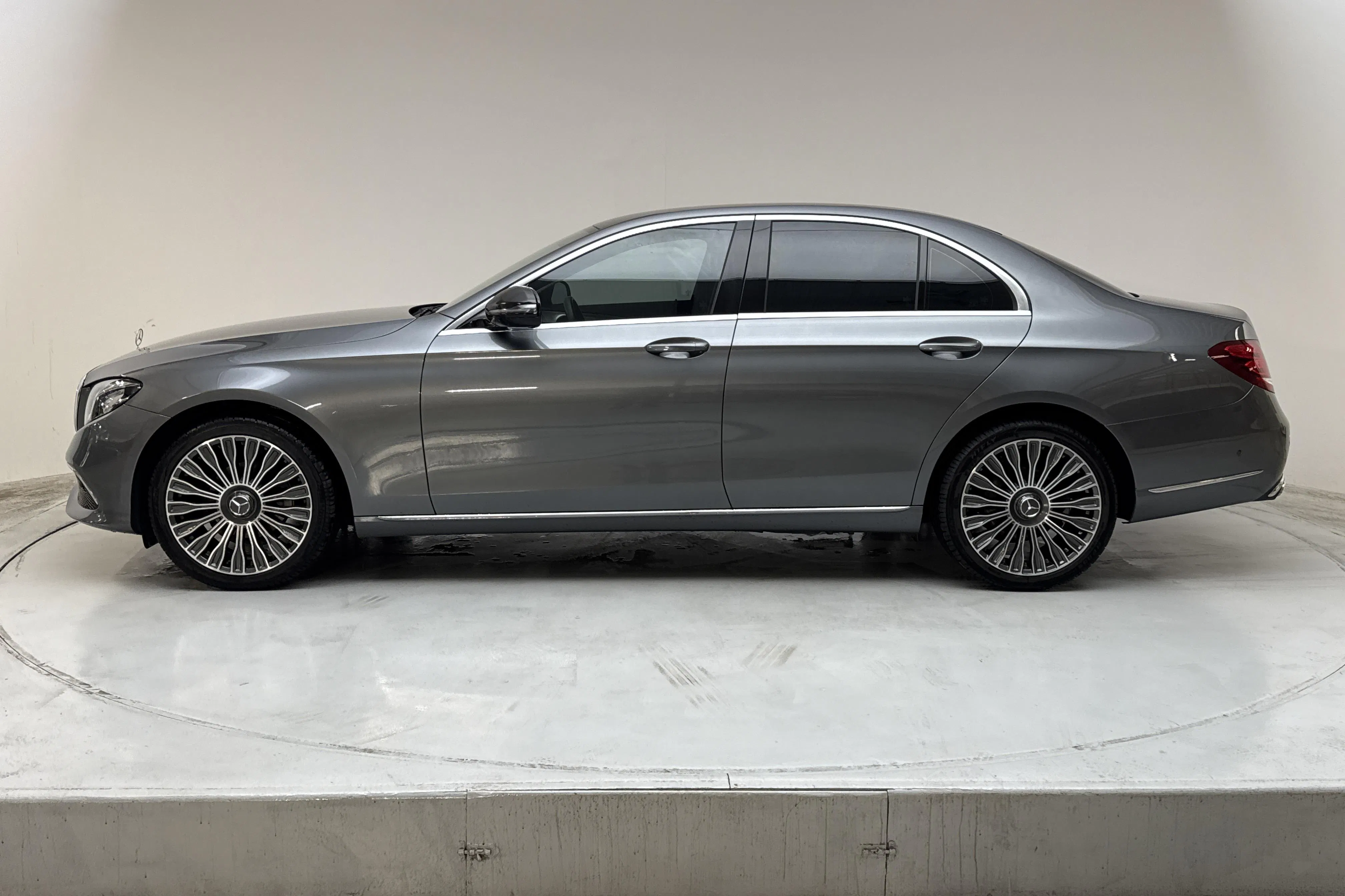 Presentationsfoto 2 av 16: Mercedes E 220 d Sedan W213 (194hk) - 9 736 mil - Automat - grå - 2017
