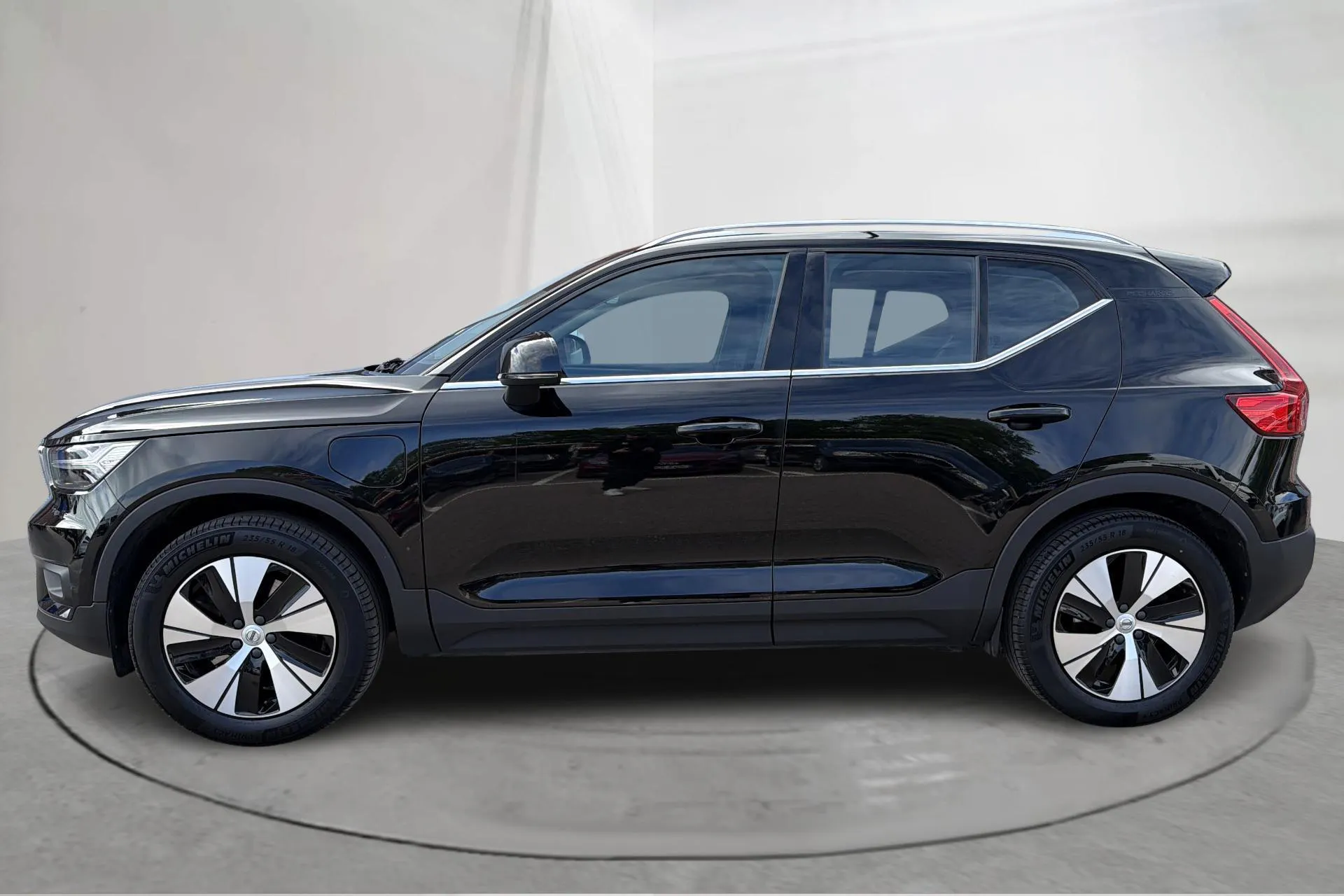Presentationsfoto 2 av 18: Volvo XC40 T4 2WD Twin Engine (211hk) - 4 512 mil - Automat - svart - 2021