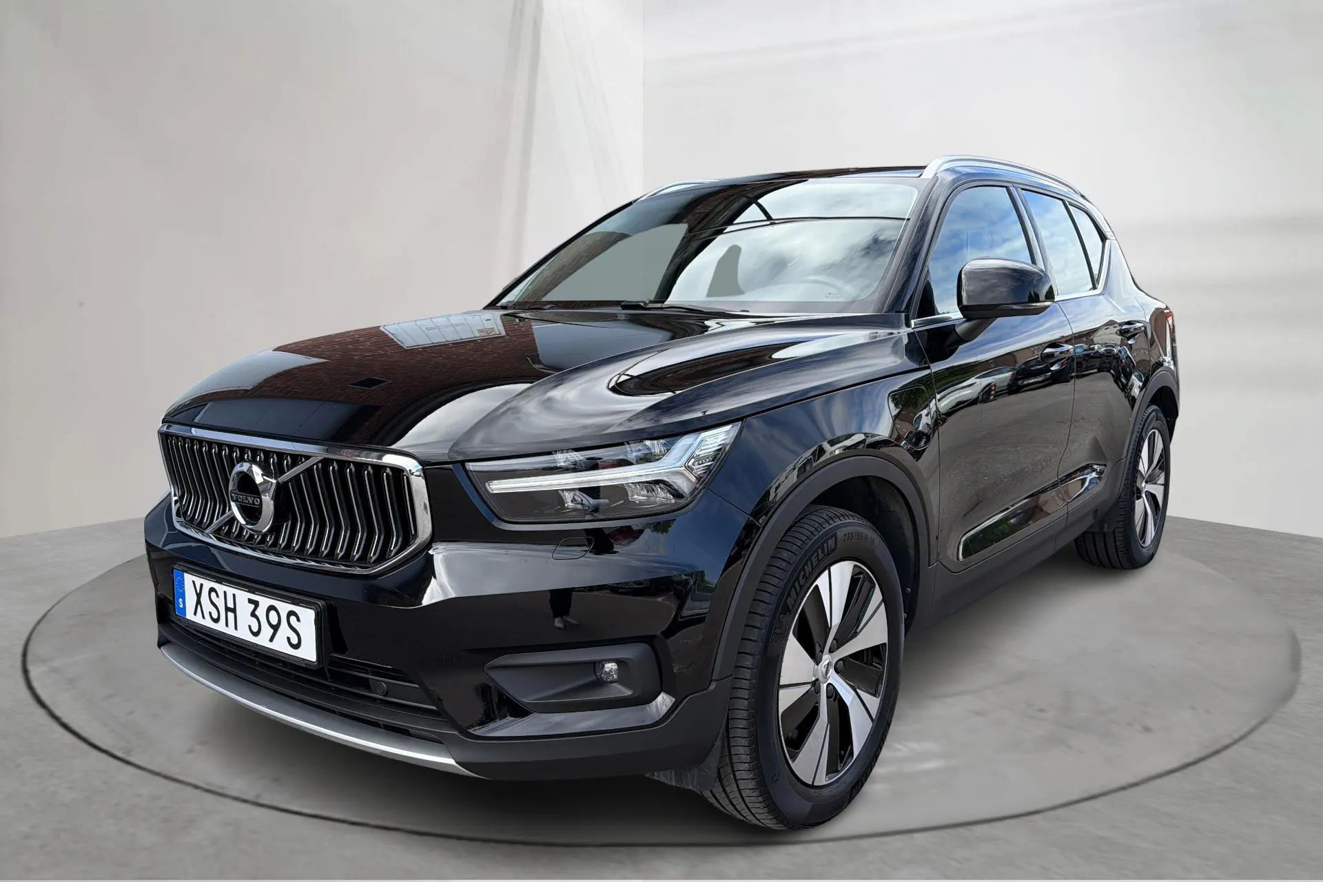 Presentationsfoto 1 av 18: Volvo XC40 T4 2WD Twin Engine (211hk) - 4 512 mil - Automat - svart - 2021