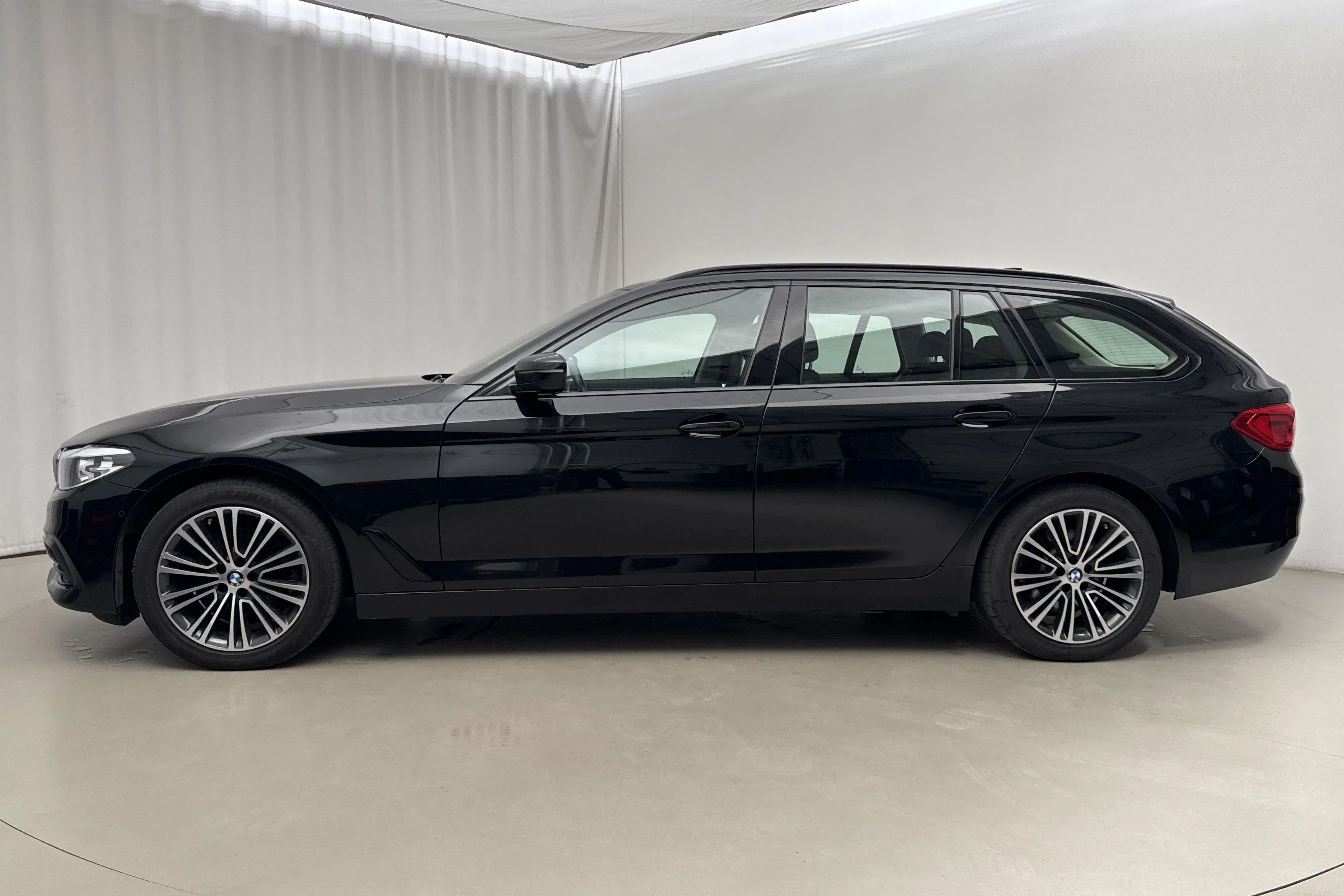 Presentationsfoto 2 av 19: BMW 520d xDrive Touring, G31 (190hk) - 13 629 mil - Automat - svart - 2020