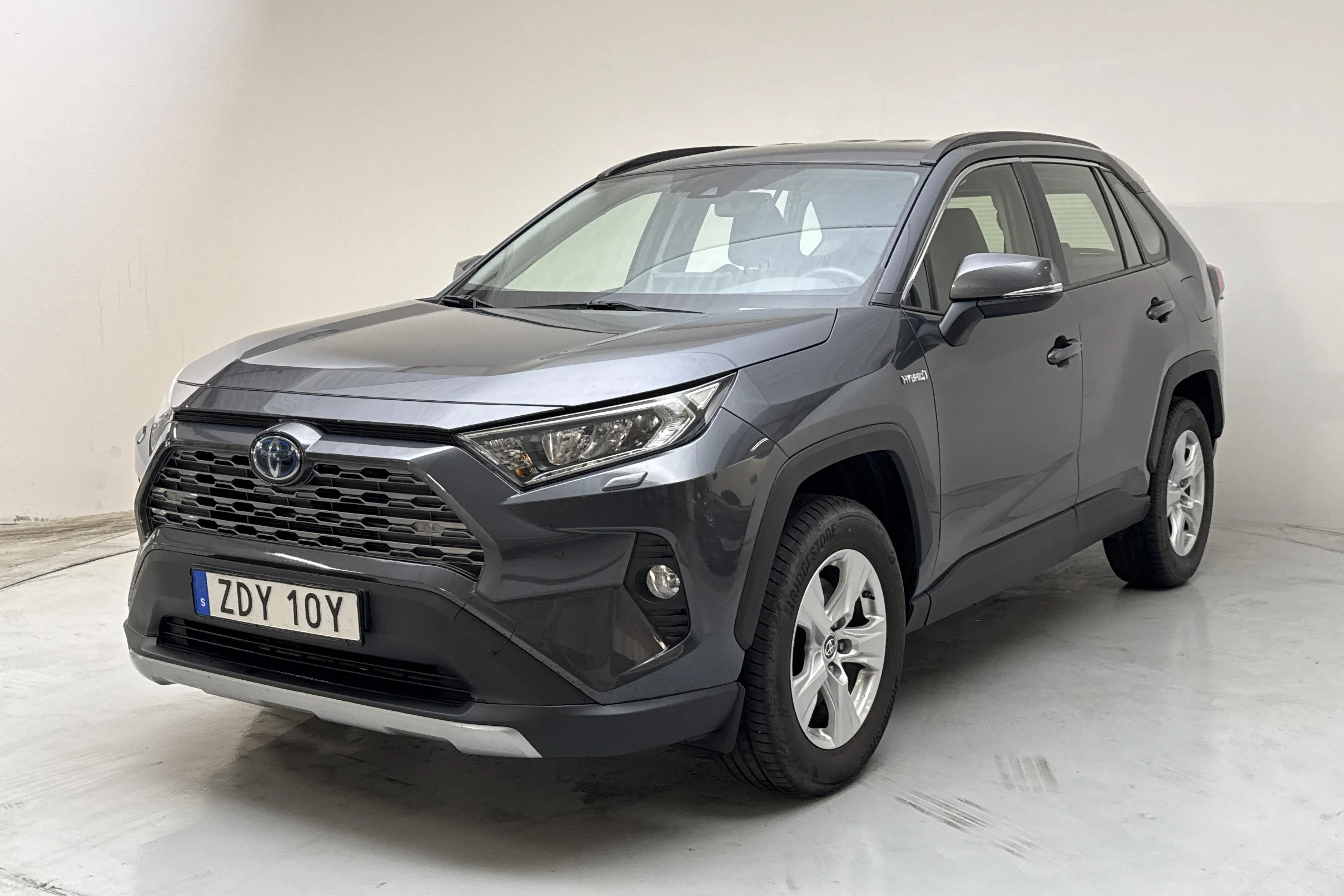 Presentationsfoto 1 av 17: Toyota RAV4 2.5 HSD AWD (222hk) - 9 644 mil - Automat - Mörkgrå - 2021