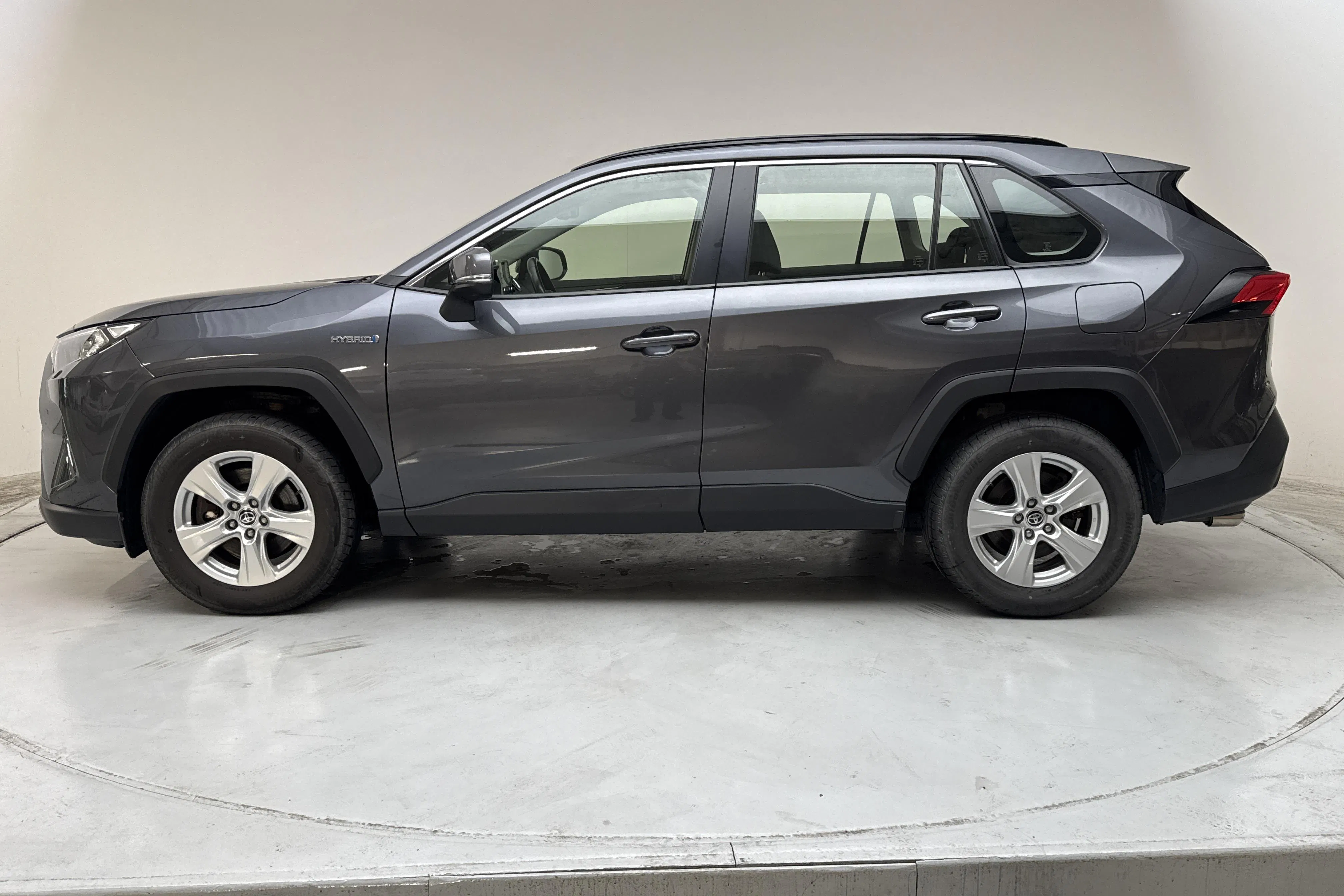 Presentationsfoto 2 av 17: Toyota RAV4 2.5 HSD AWD (222hk) - 9 644 mil - Automat - Mörkgrå - 2021