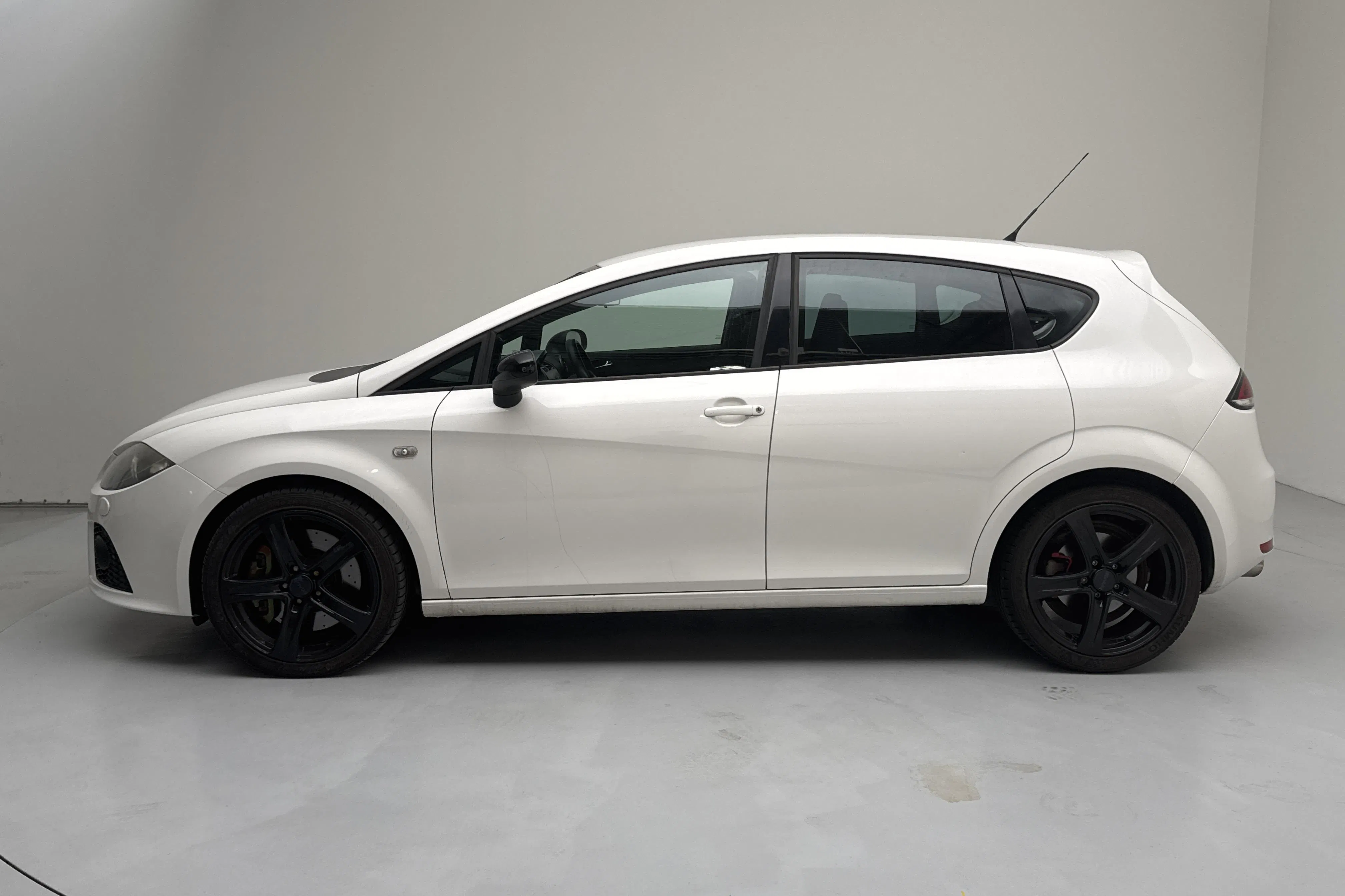 Presentation photo 2 of 12: Seat Leon 2.0T Cupra (240hk) - 197 020 km - Manual - white - 2009