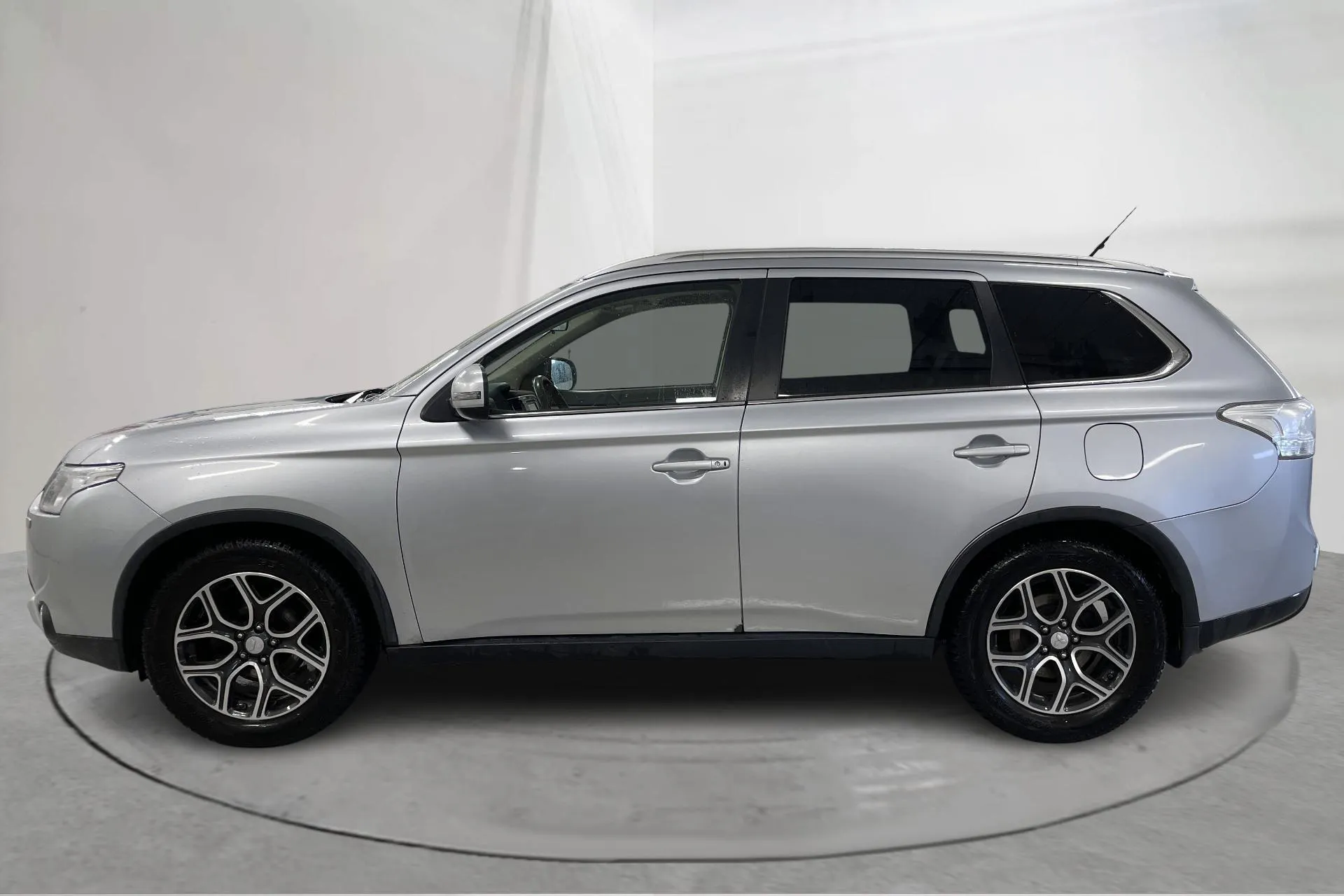 Presentationsfoto 2 av 15: Mitsubishi Outlander 2.2 Di-D 4WD (150hk) - 30 331 mil - Automat - silver - 2014