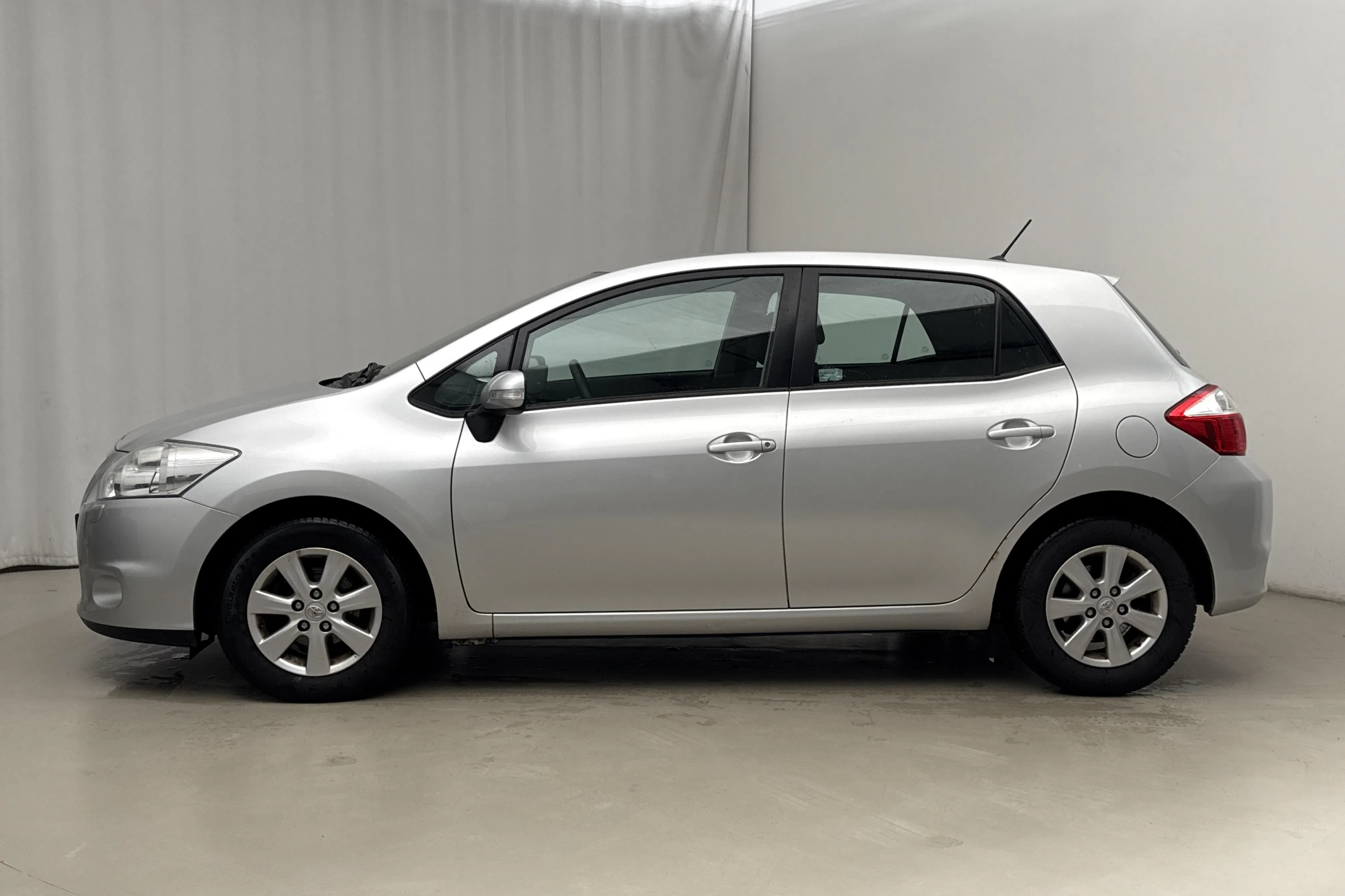 Presentationsfoto 2 av 14: Toyota Auris 1.6 VVT-i 5dr (132hk) - 10 580 mil - Manuell - silver - 2010
