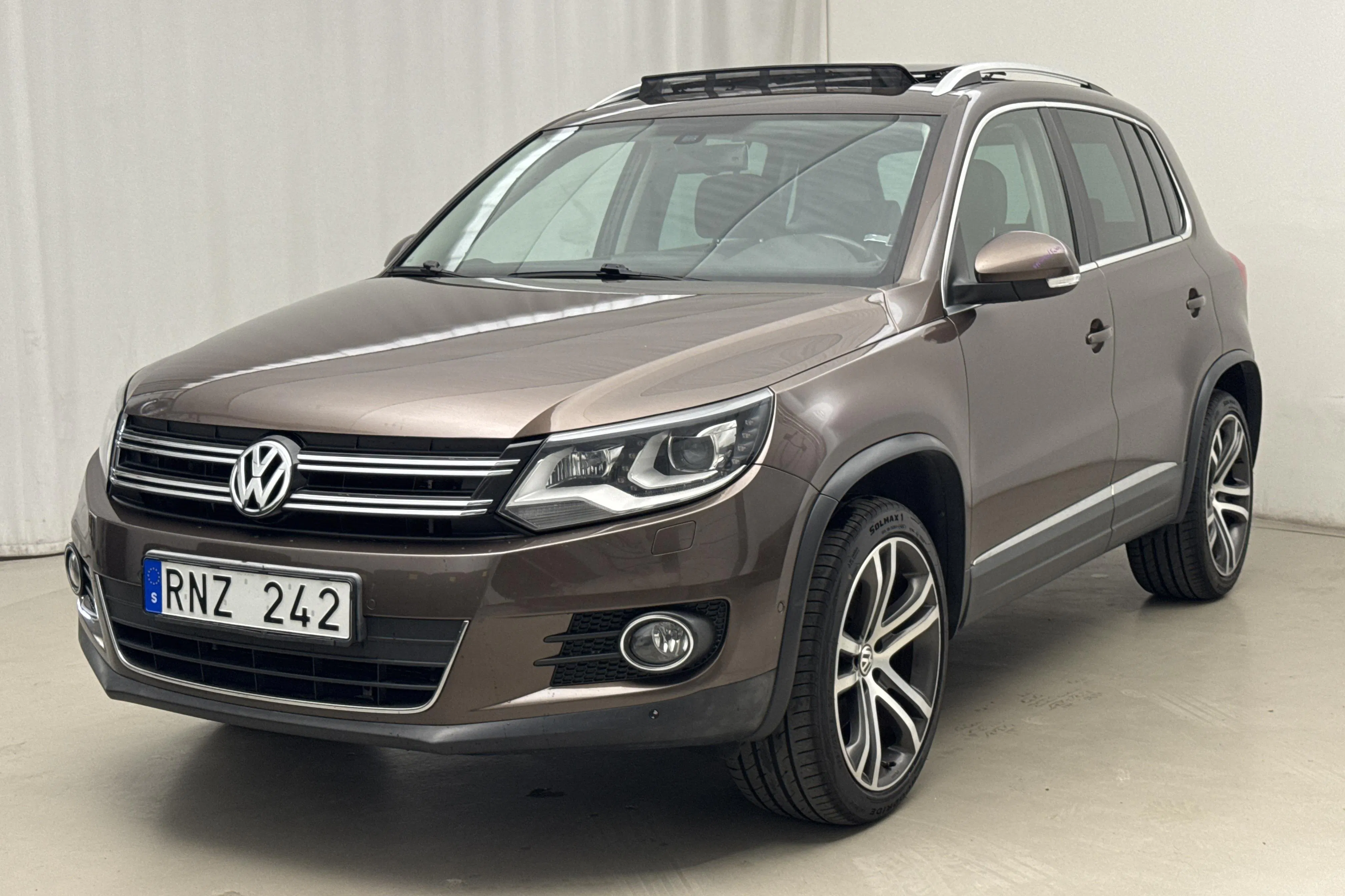 Presentationsfoto 1 av 16: VW Tiguan 2.0 TFSI 4MOTION (180hk) - 13 453 mil - Automat - brun - 2012