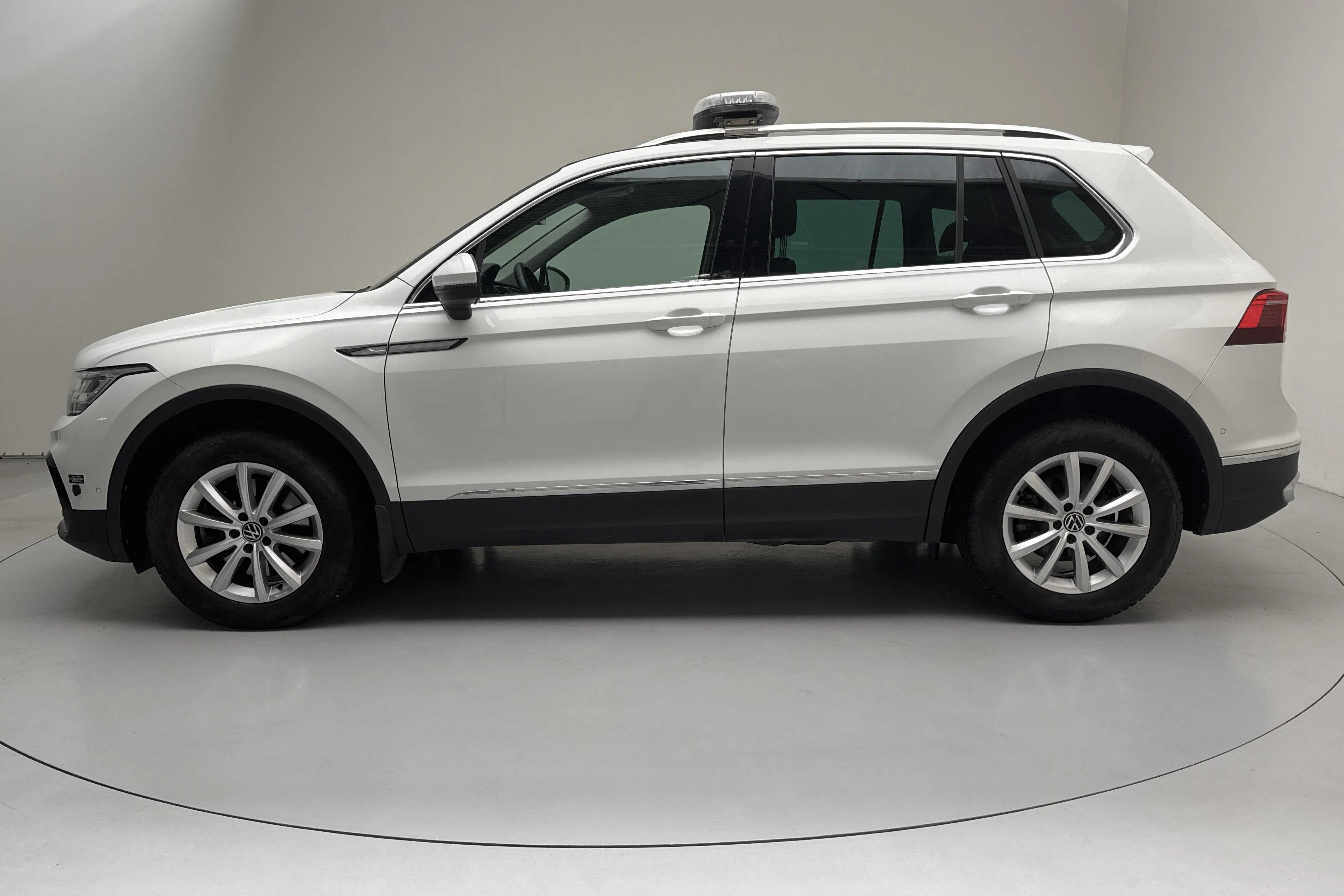 Presentationsfoto 2 av 16: VW Tiguan 2.0 TDI 4MOTION (200hk) - 2 522 mil - Automat - vit - 2021