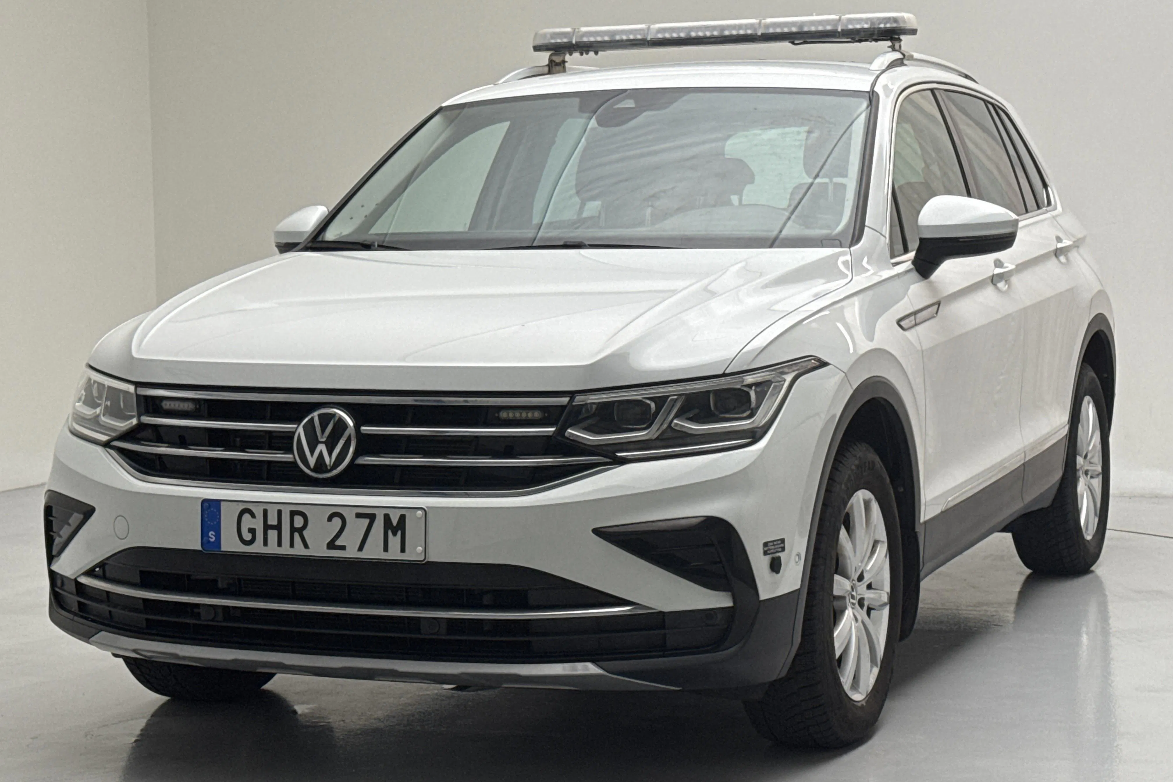 Presentationsfoto 1 av 16: VW Tiguan 2.0 TDI 4MOTION (200hk) - 2 522 mil - Automat - vit - 2021