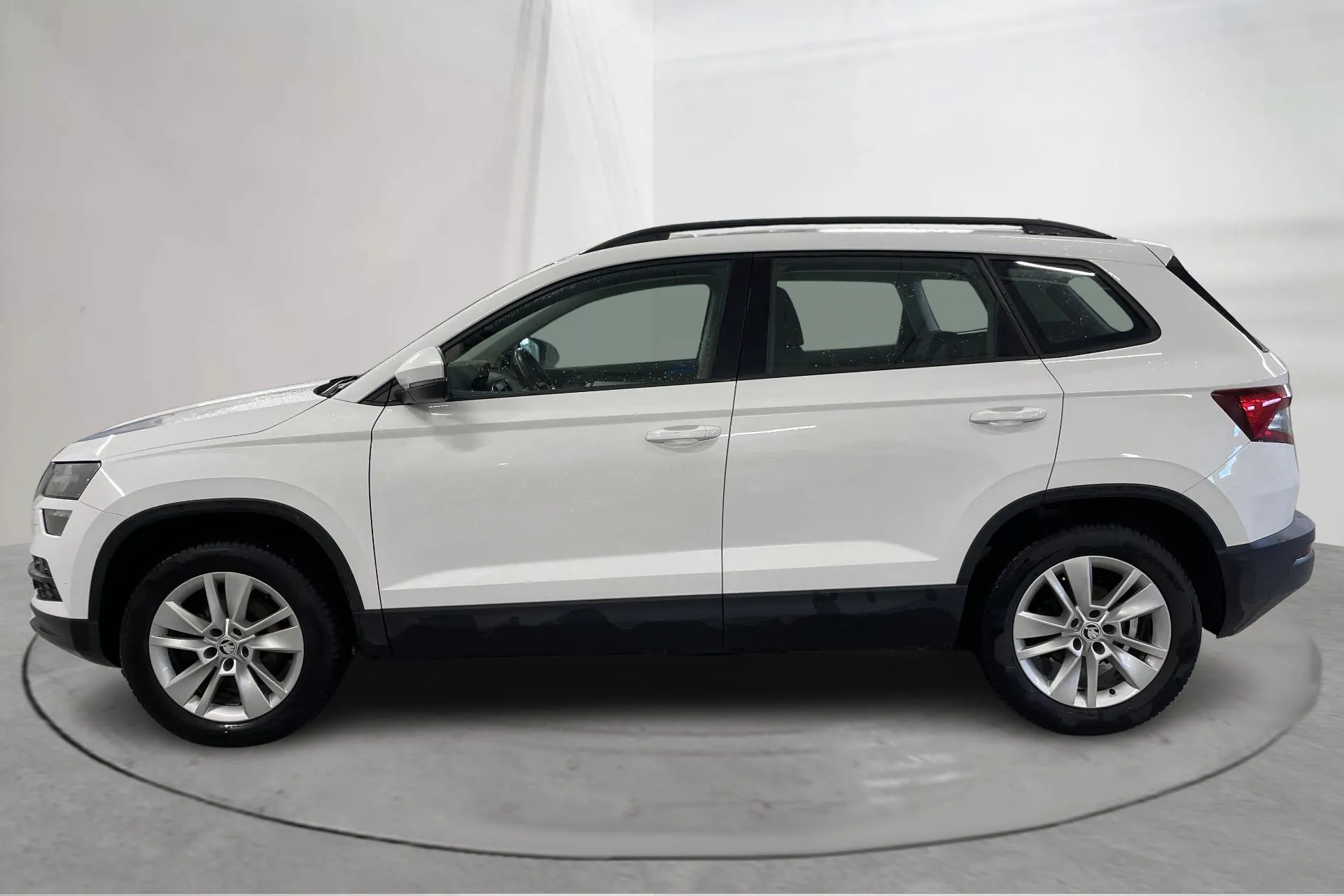 Presentationsfoto 2 av 15: Skoda Karoq 2.0 TDI 4X4 (150hk) - 13 895 mil - Automat - vit - 2020