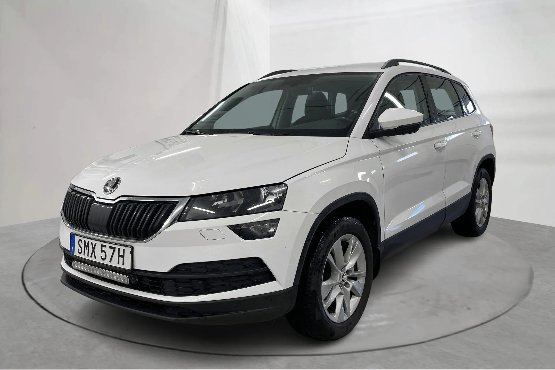 Presentationsfoto 1 av 16: Skoda Karoq 2.0 TDI 4X4 (150hk) - 15 833 mil - Automat - vit - 2020