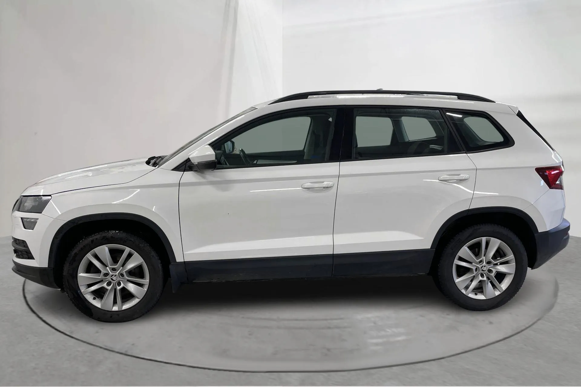 Presentationsfoto 2 av 16: Skoda Karoq 2.0 TDI 4X4 (150hk) - 15 833 mil - Automat - vit - 2020