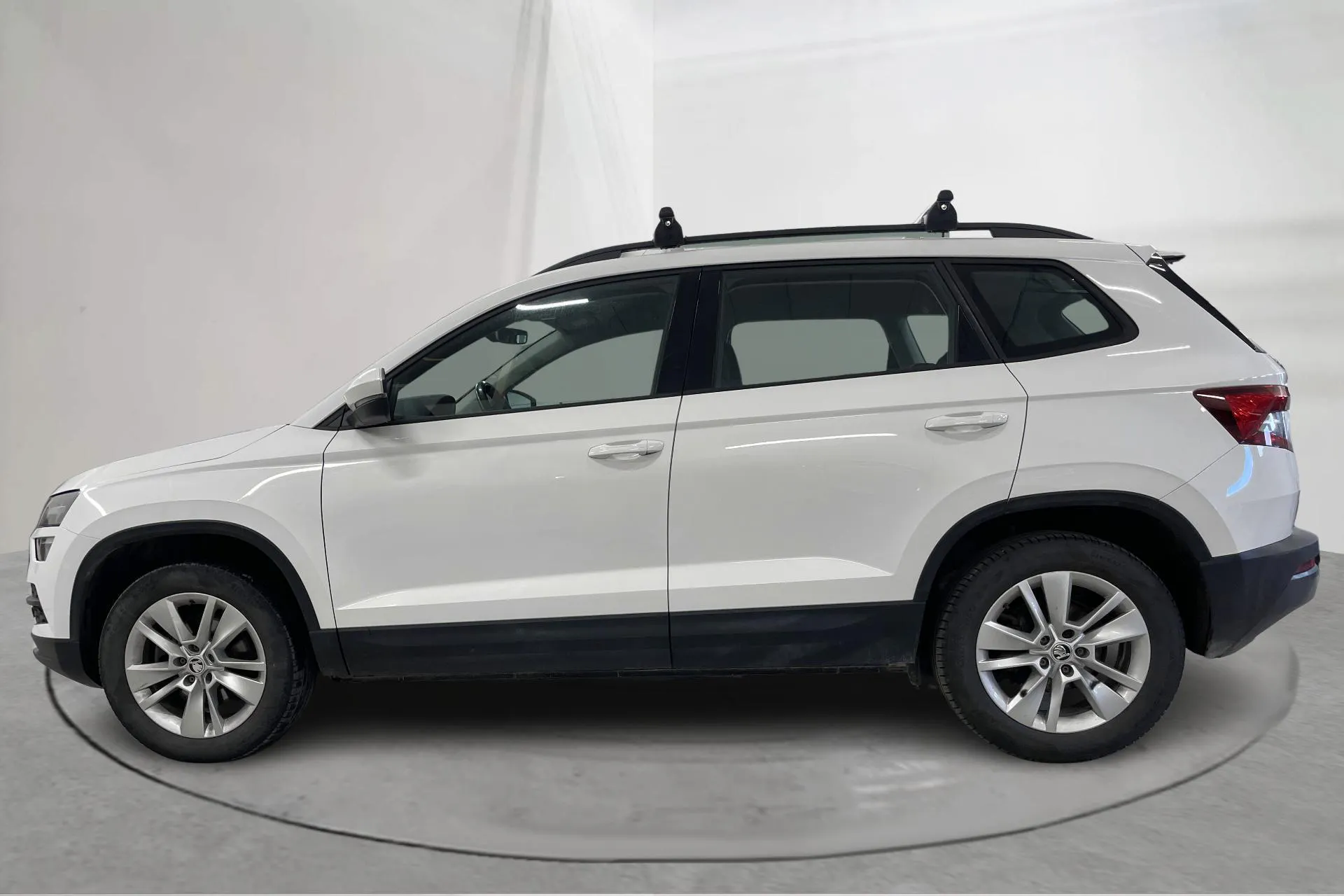 Presentationsfoto 2 av 15: Skoda Karoq 2.0 TDI 4X4 (150hk) - 13 834 mil - Automat - vit - 2020