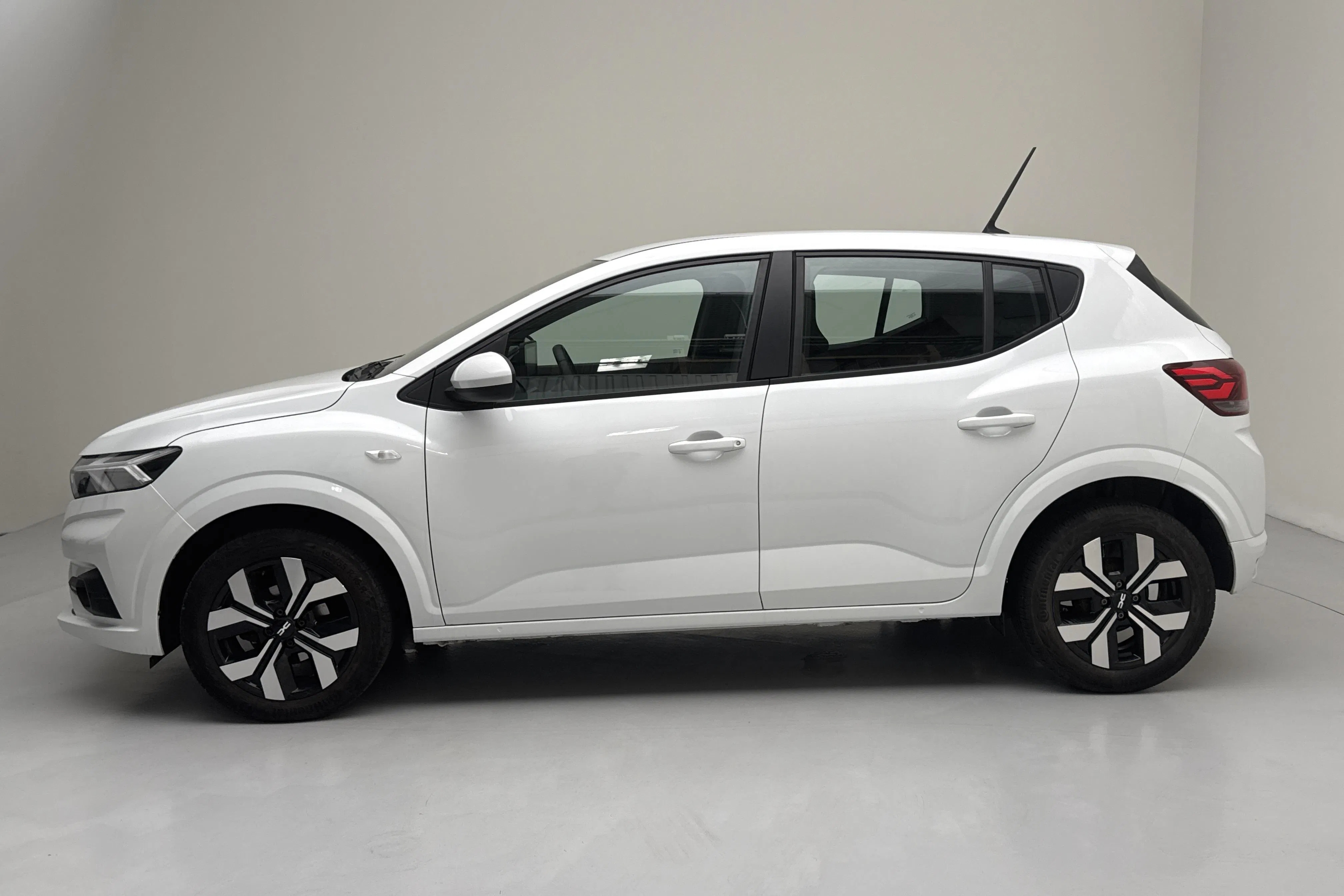 Presentationsfoto 2 av 14: Dacia Sandero 1.0 TCe (90hk) - 4 479 mil - Automat - vit - 2024