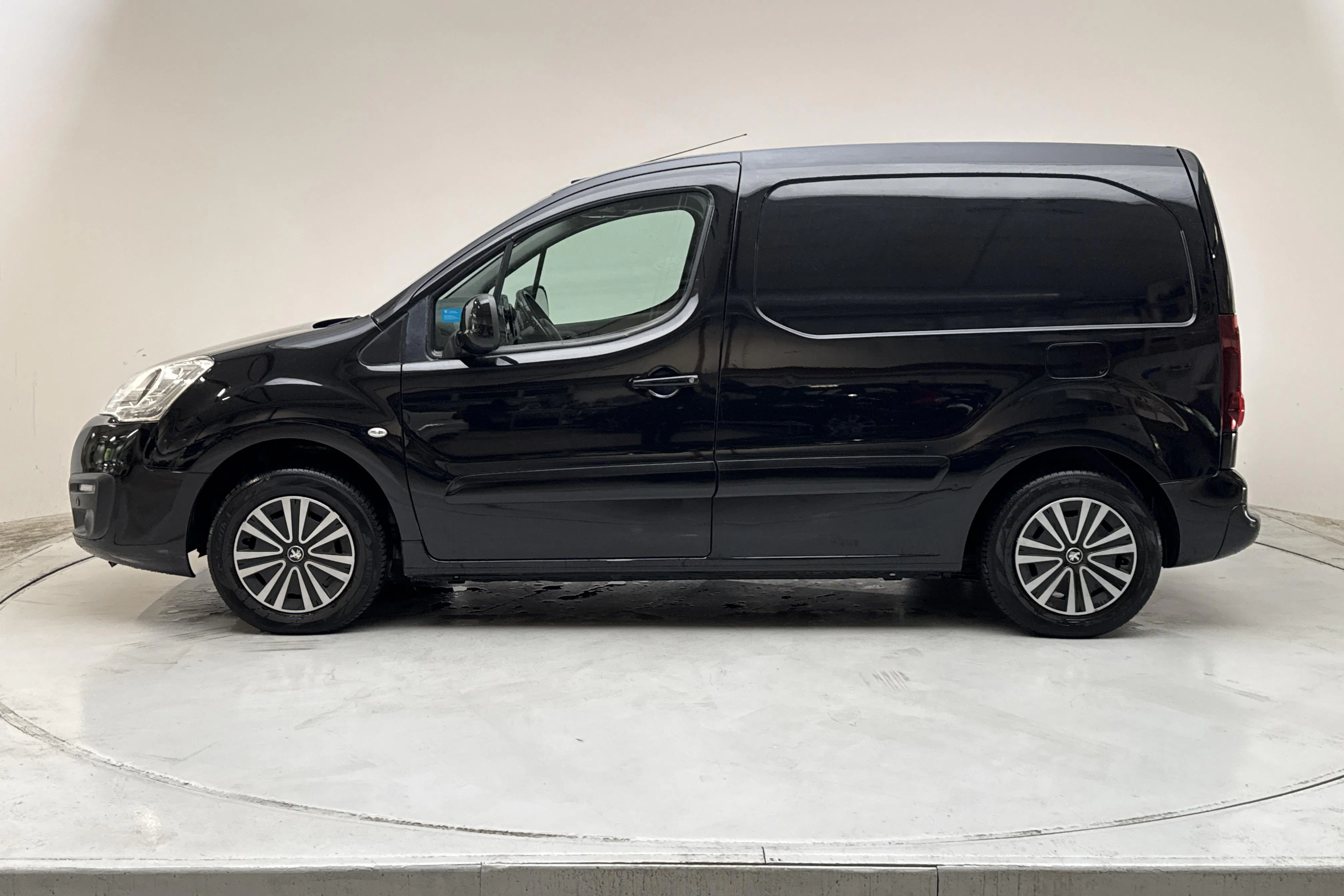 Presentationsfoto 2 av 12: Peugeot Partner 1.6 HDI Skåp (75hk) - 6 677 mil - Manuell - svart - 2018