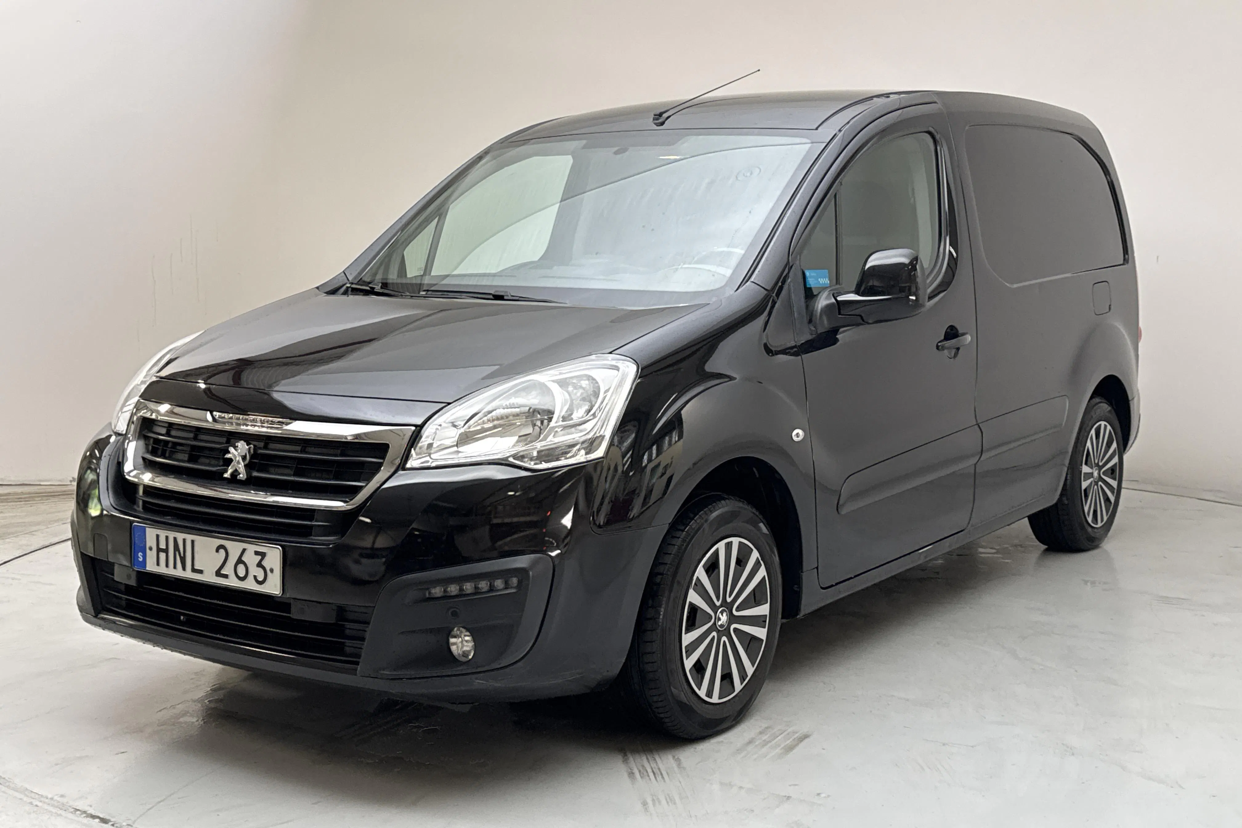 Presentationsfoto 1 av 12: Peugeot Partner 1.6 HDI Skåp (75hk) - 6 677 mil - Manuell - svart - 2018