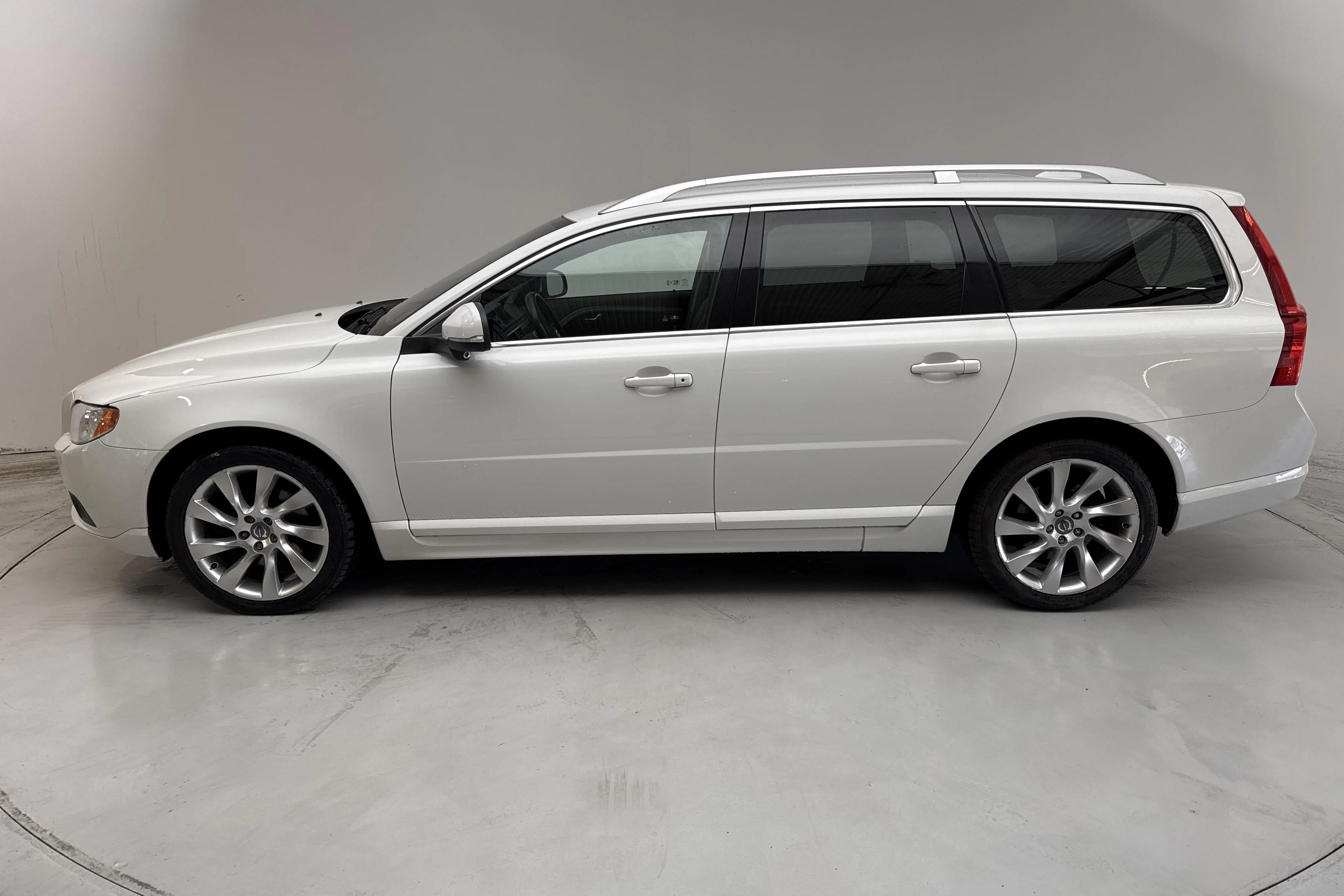 Presentationsfoto 2 av 12: Volvo V70 II D5 (215hk) - 10 901 mil - Automat - vit - 2012