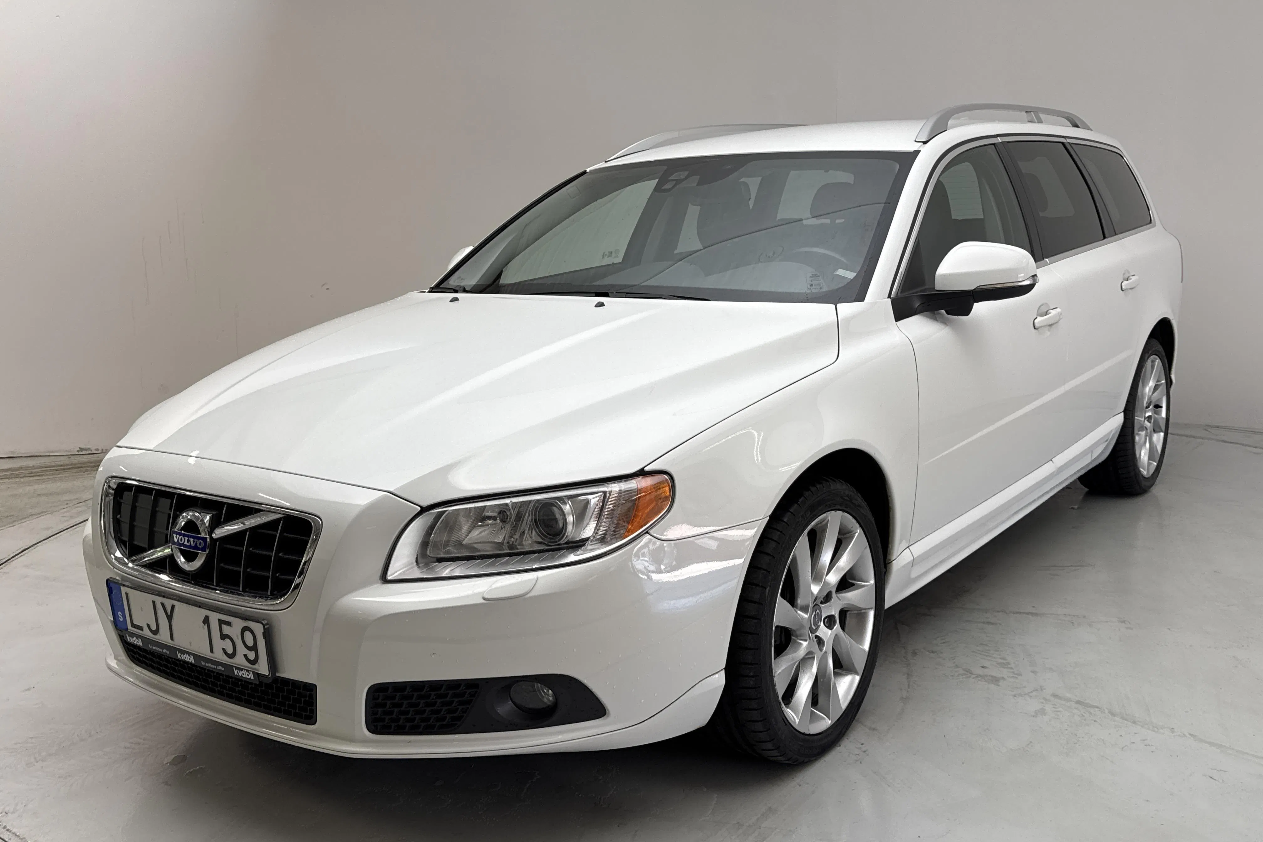 Presentationsfoto 1 av 12: Volvo V70 II D5 (215hk) - 10 901 mil - Automat - vit - 2012